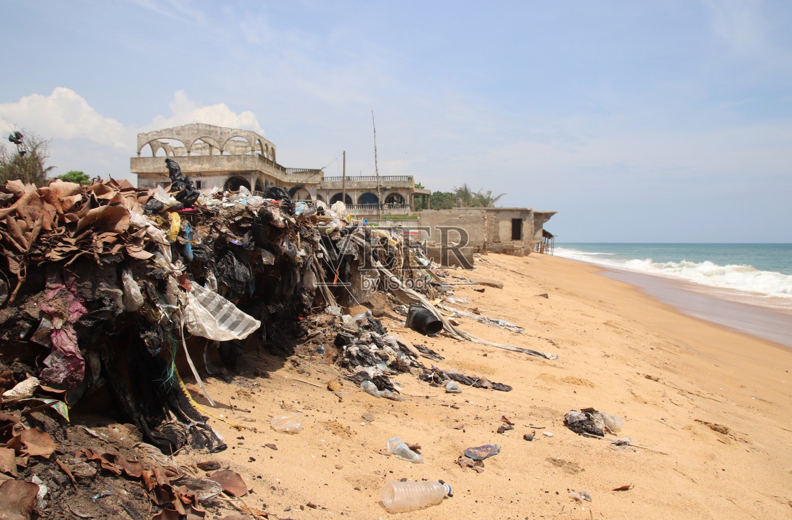 西非多哥海滩上堆满塑料的垃圾堆。照片摄影图片