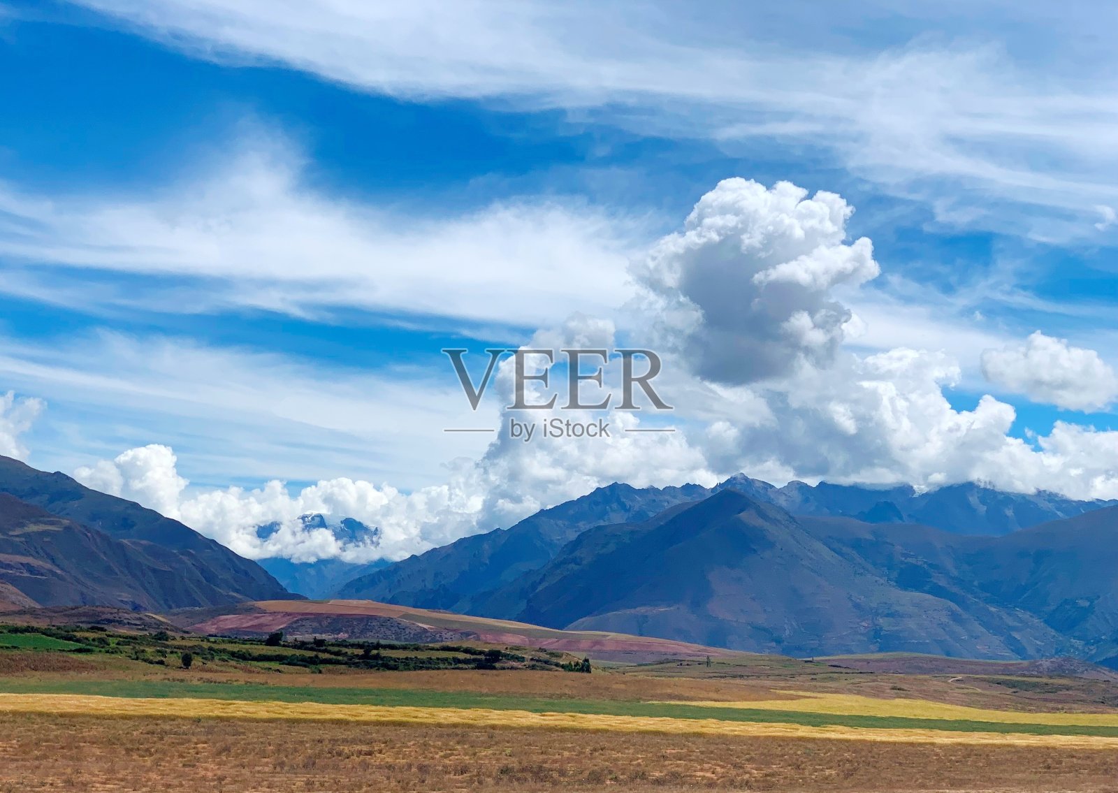 安第斯山脉在秘鲁乌鲁班巴圣谷附近的壮丽风景。令人难以置信的天空云。照片摄影图片