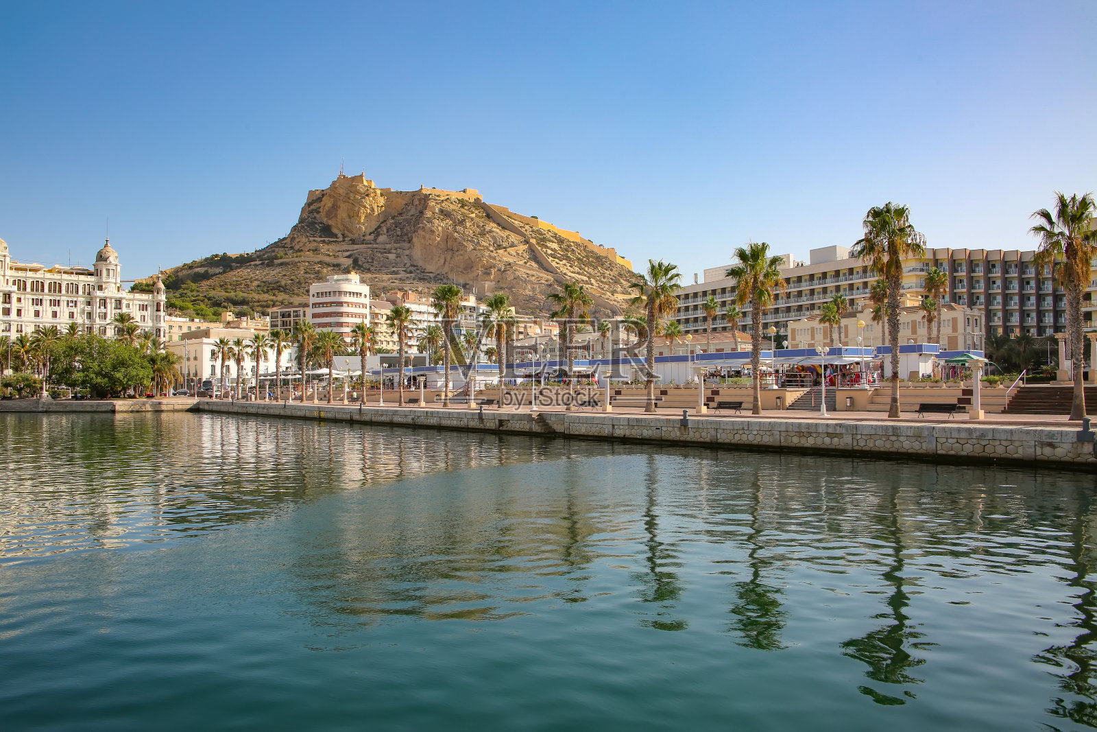 西班牙，科斯塔布兰卡，阿利坎特，海滨城市滨水和滨水码头，贝纳提尔山，背景是圣巴巴拉城堡。照片摄影图片