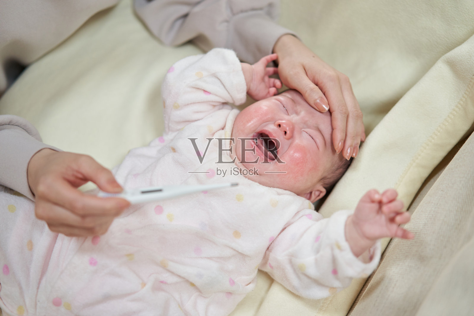 亚洲婴儿因发烧而哭泣照片摄影图片