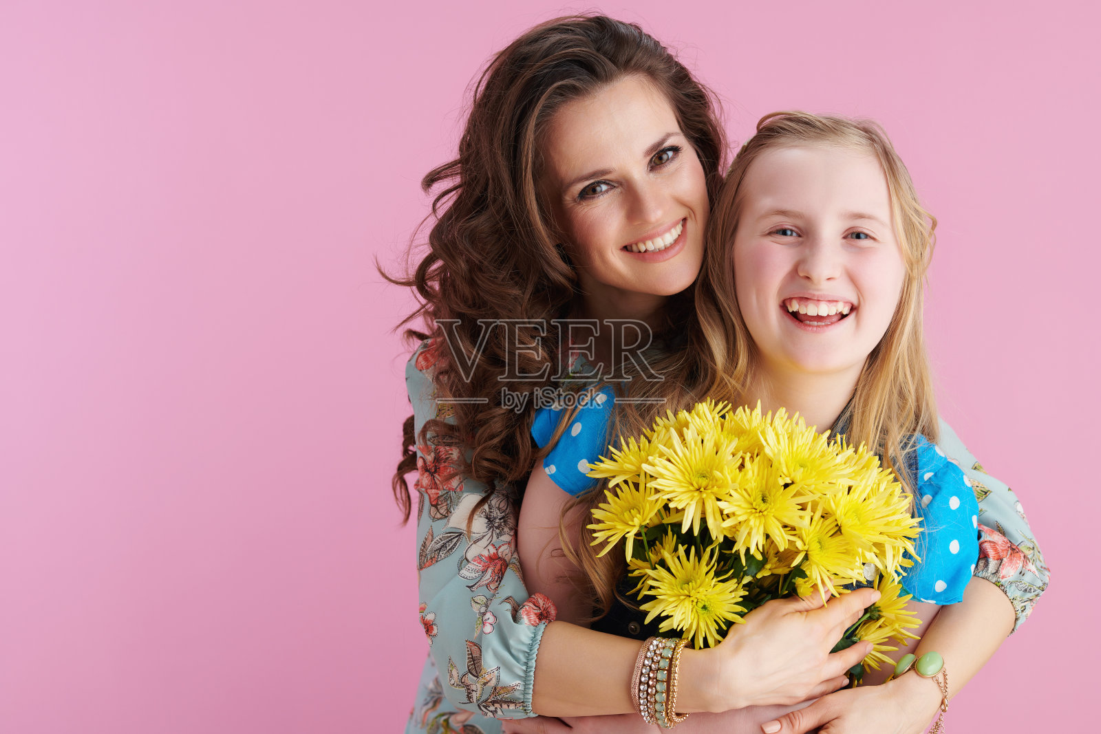 快乐时尚的母亲和孩子拥抱在粉红色照片摄影图片