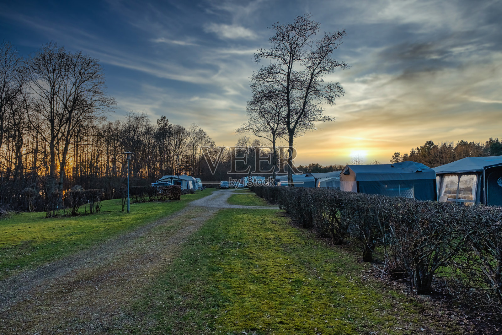 黄昏时分，丹麦维堡附近的露营地照片摄影图片