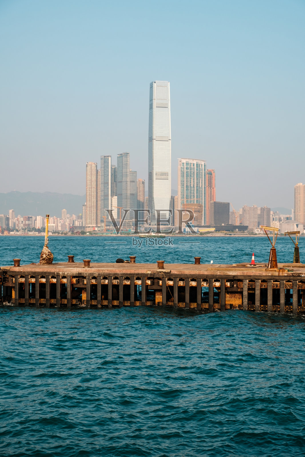 空码头与海洋和摩天大楼城市天际线背景，香港照片摄影图片