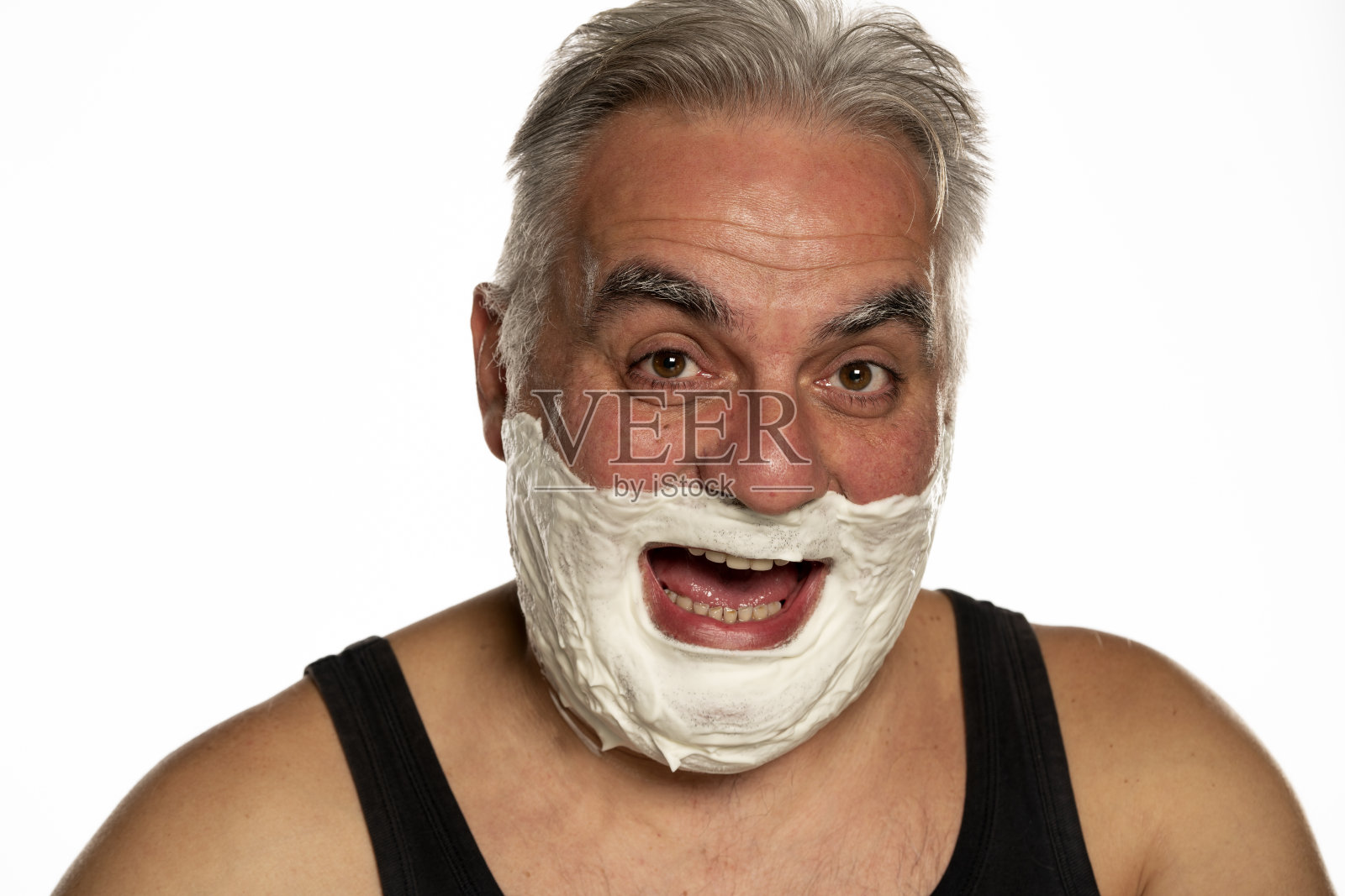 快乐的中年男子用剃须泡沫摆姿势照片摄影图片