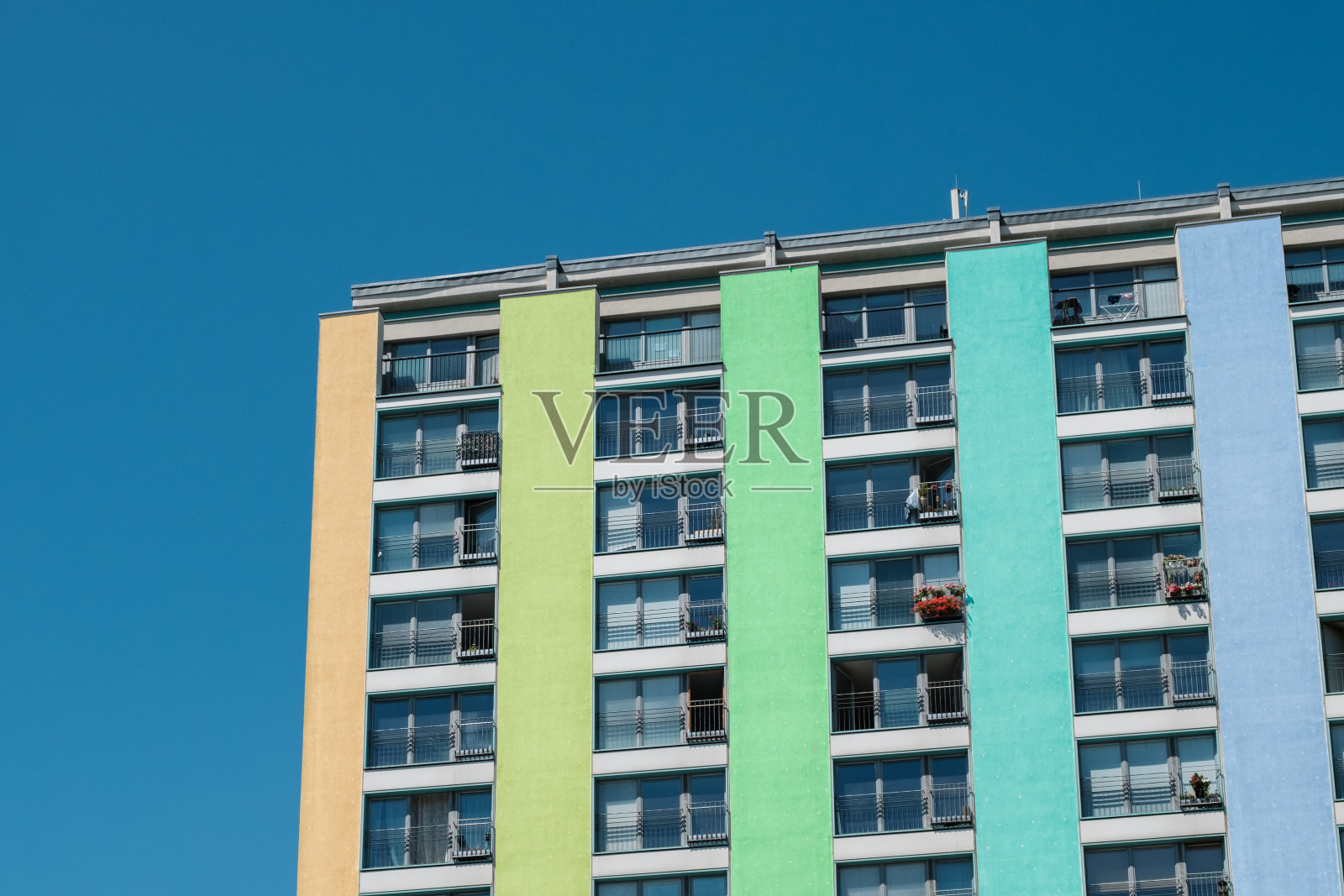色彩缤纷的住宅建筑立面，公寓/房地产外观照片摄影图片