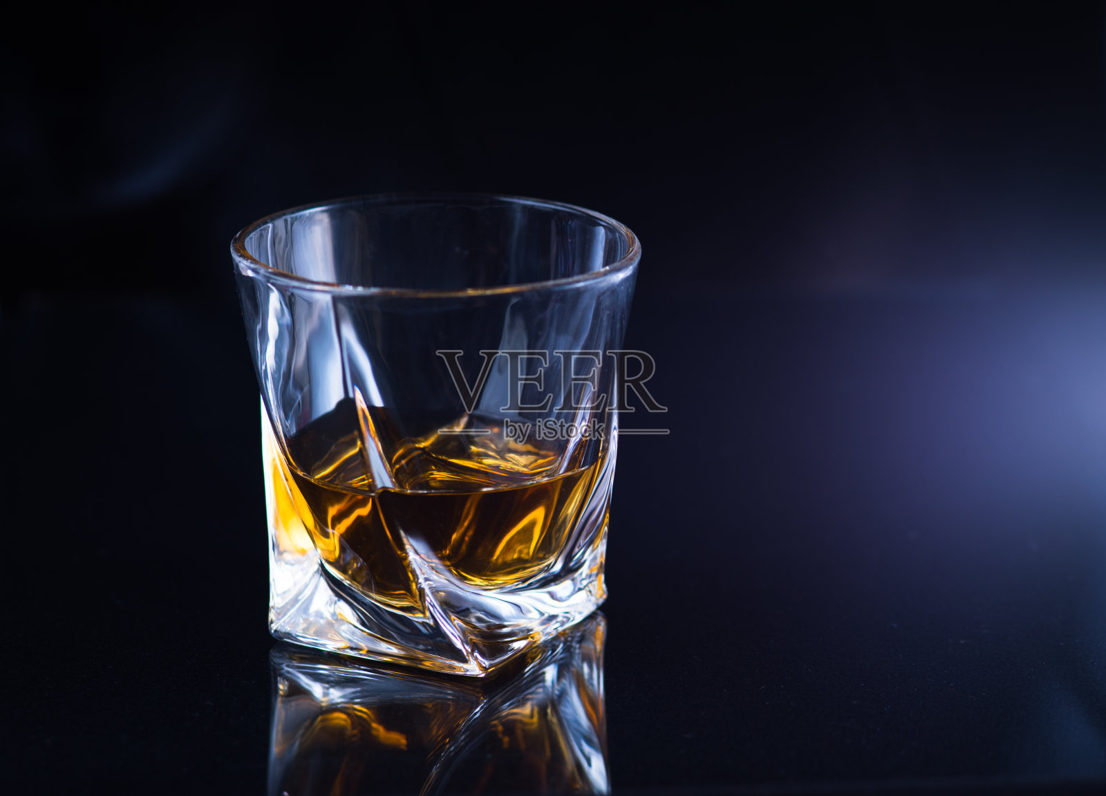 威士忌玻璃照片摄影图片