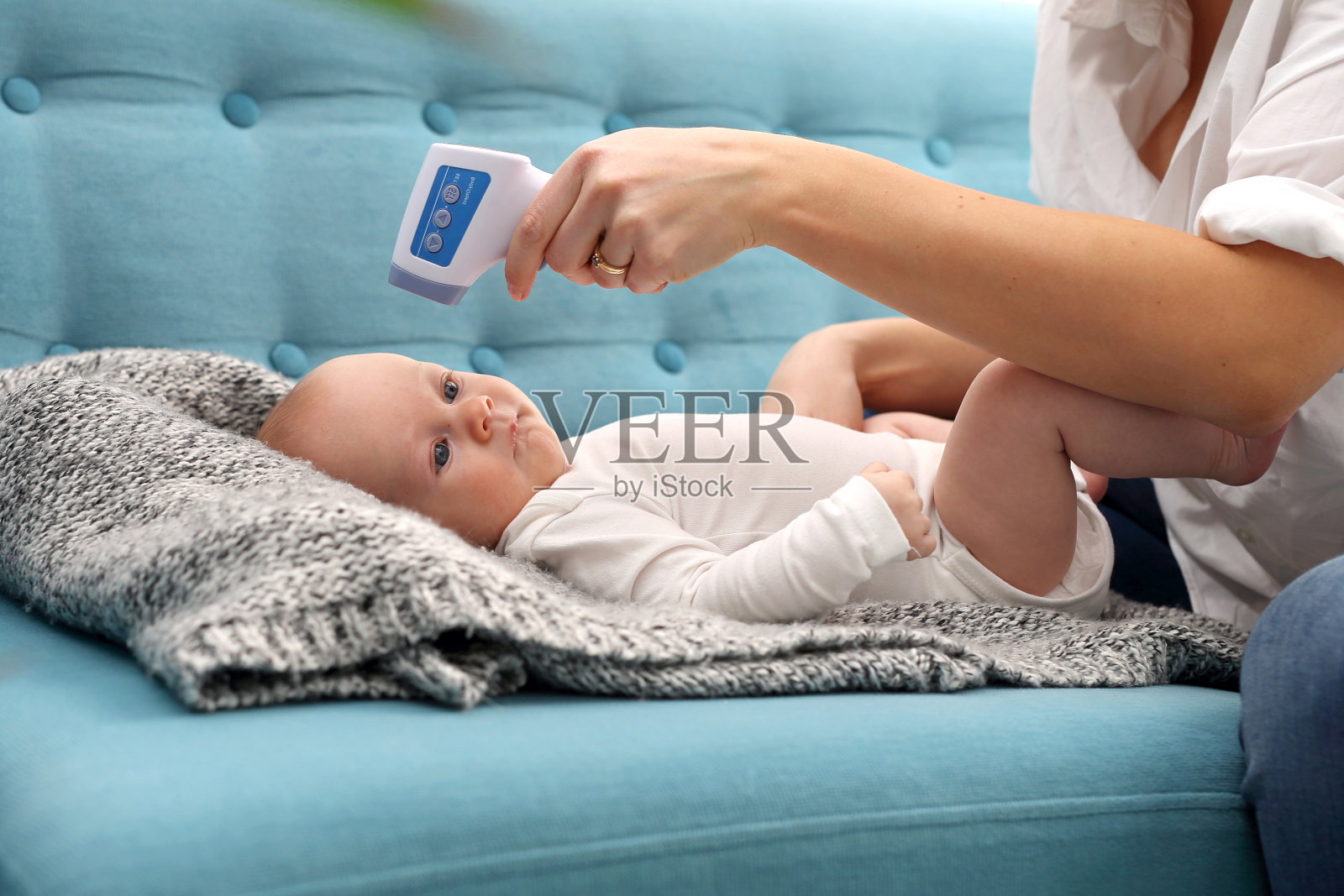 婴儿体温测量。生病的婴儿。婴儿的体温。照片摄影图片