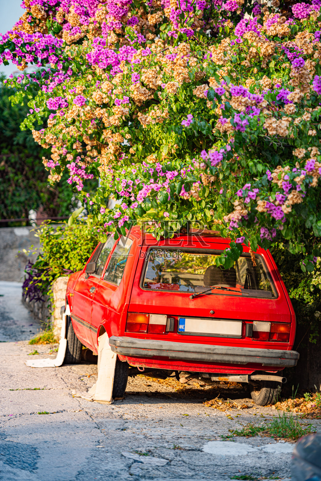 复古车停在街上，树下。黑山共和国,欧洲。老式的经典设计。照片摄影图片