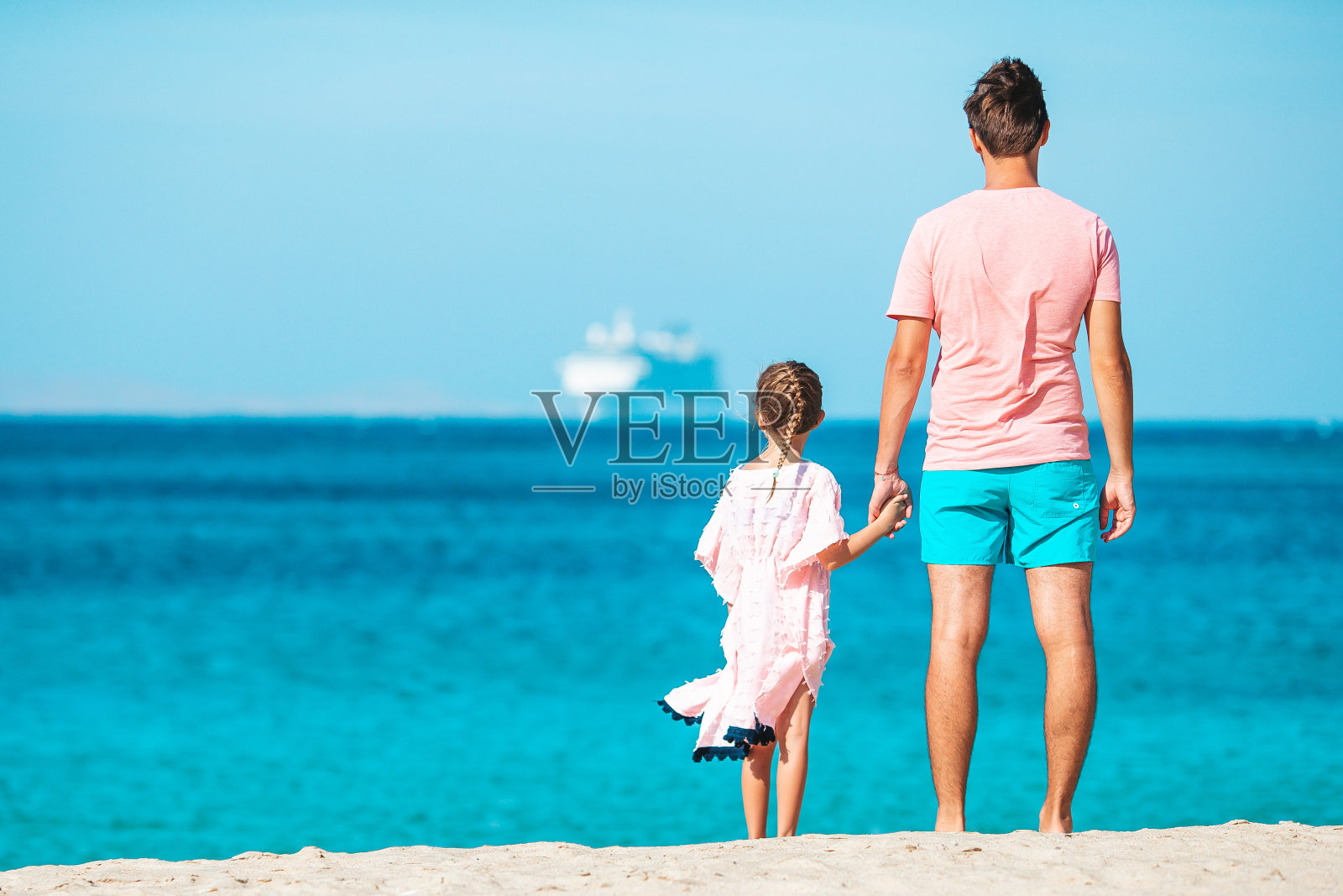 小女孩和快乐的爸爸在海滩度假玩得很开心照片摄影图片