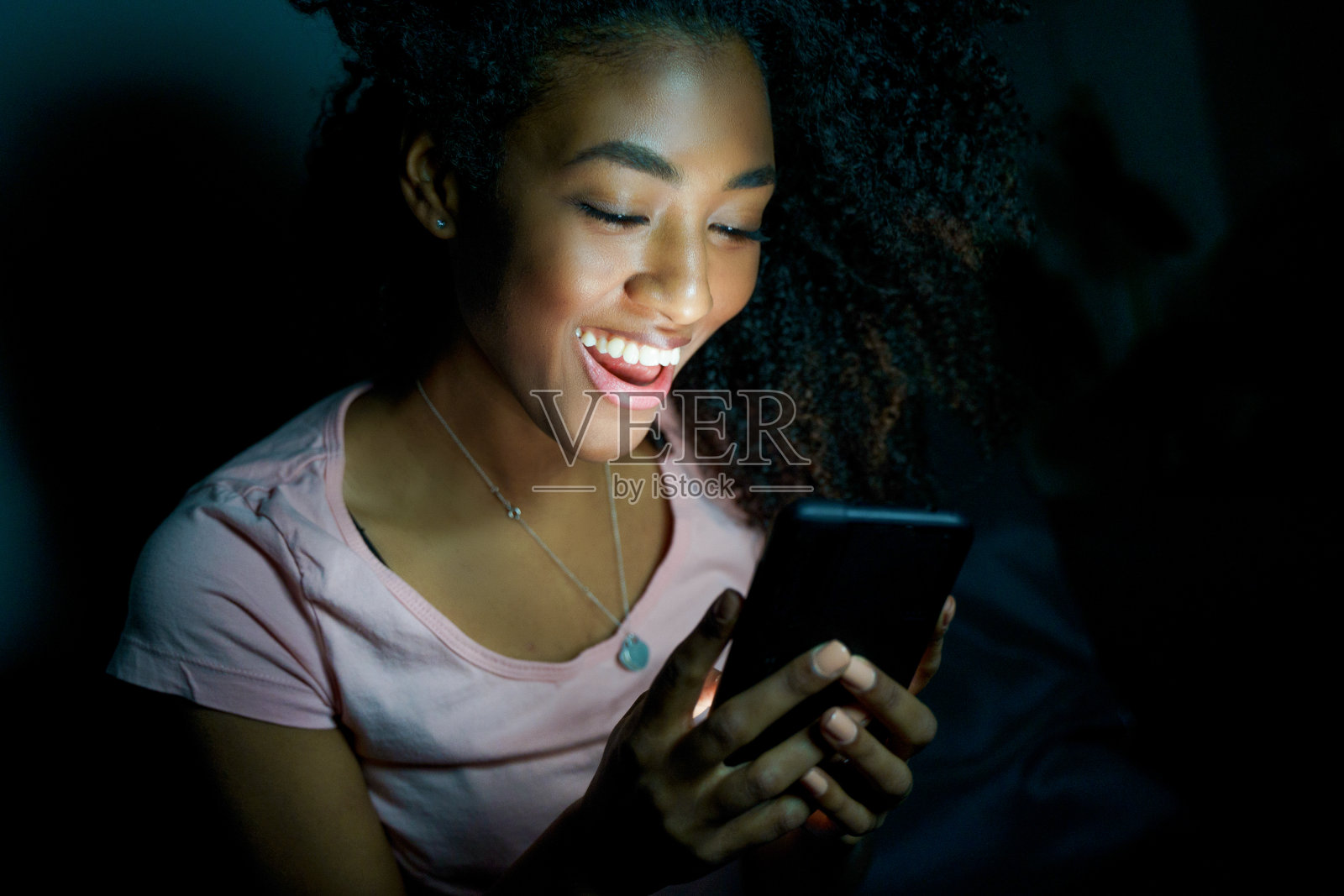 放松黑女孩肖像使用手机在晚上照片摄影图片