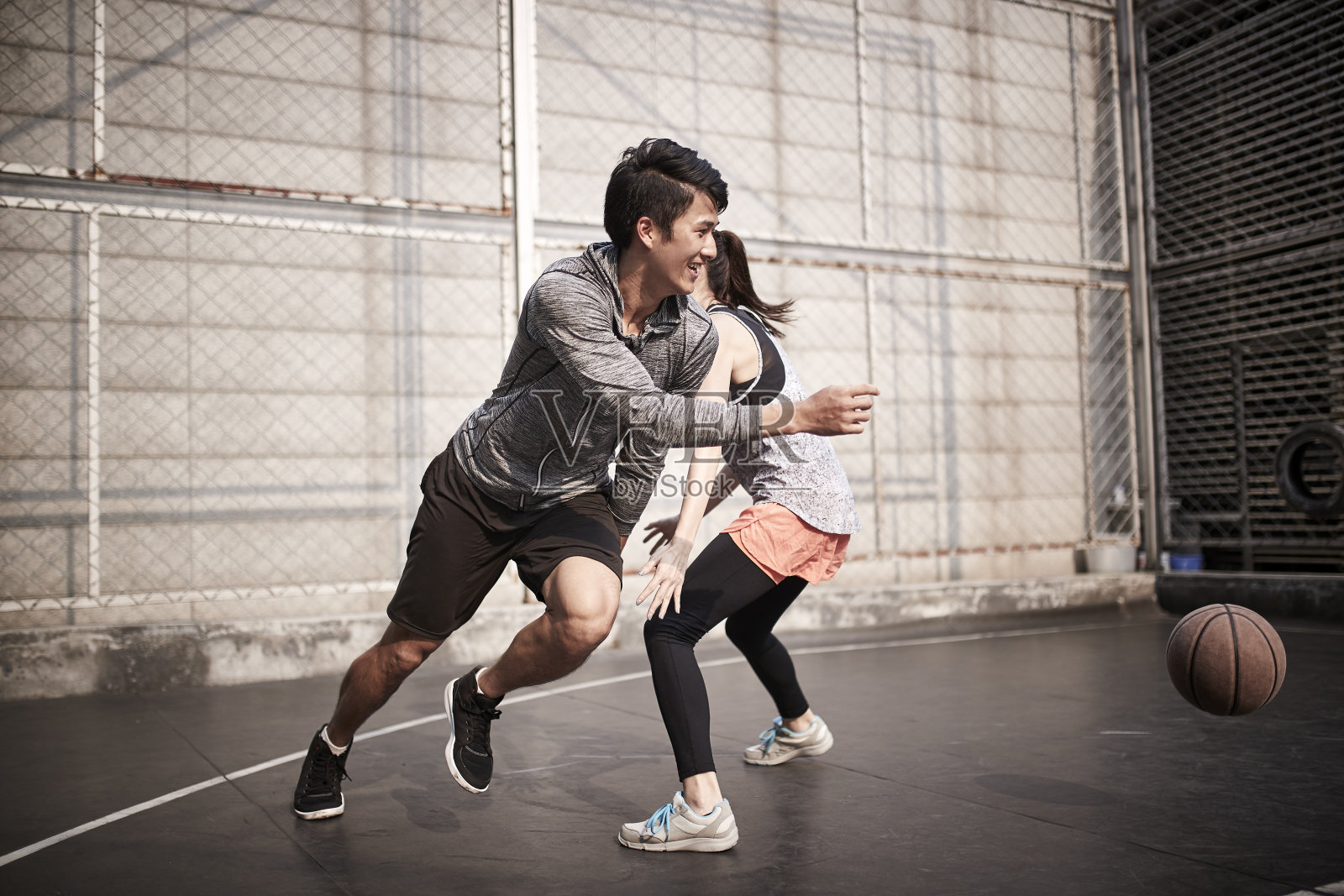年轻的亚洲夫妇打篮球的乐趣户外照片摄影图片