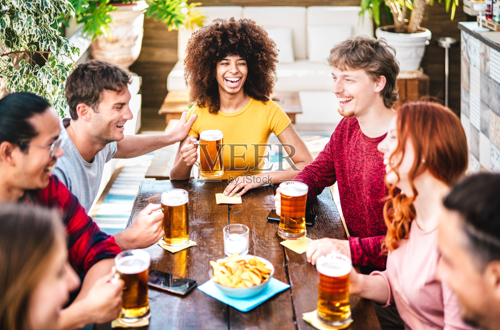 年轻的z一代在啤酒厂酒吧露台喝啤酒-友谊的生活方式概念与年轻的千禧一代在阁楼酒吧一起享受快乐时光照片摄影图片