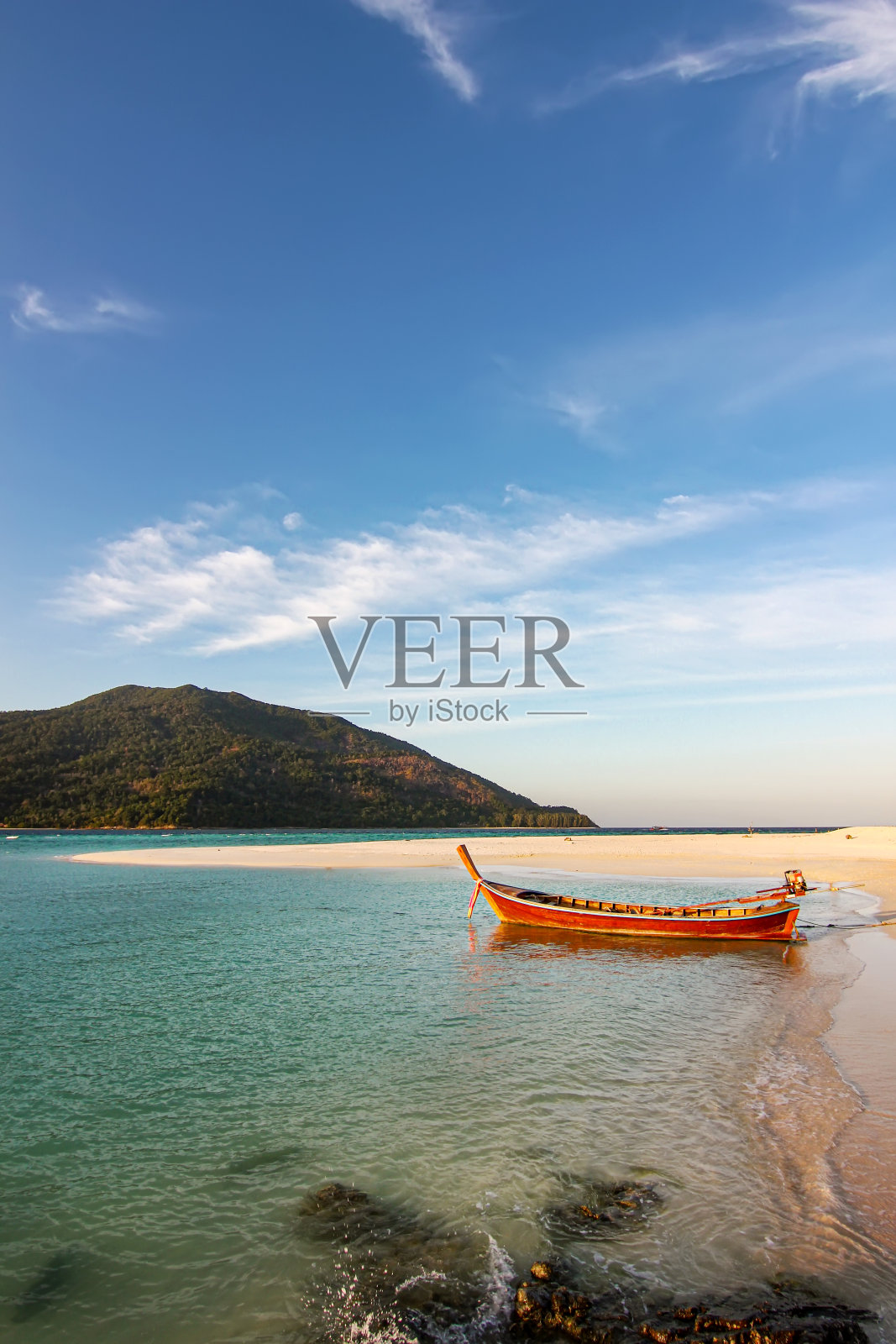 美丽的泰国旅游岛“Koh Lipe”和平绿松石海颜色的沙滩与船和傍晚日落耀斑天空背景景观照片摄影图片