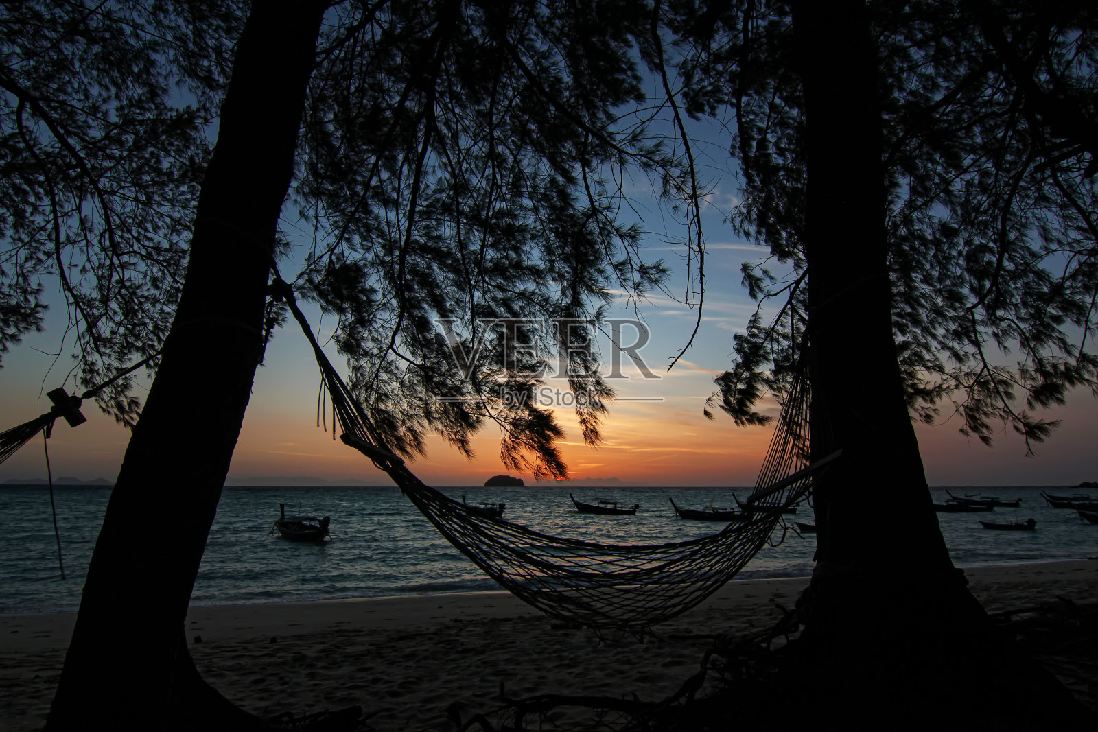 美丽的泰国旅游岛“Koh Lipe”和平的海沙滩与剪影绳摇篮松树和晨光日出天空背景景观照片摄影图片