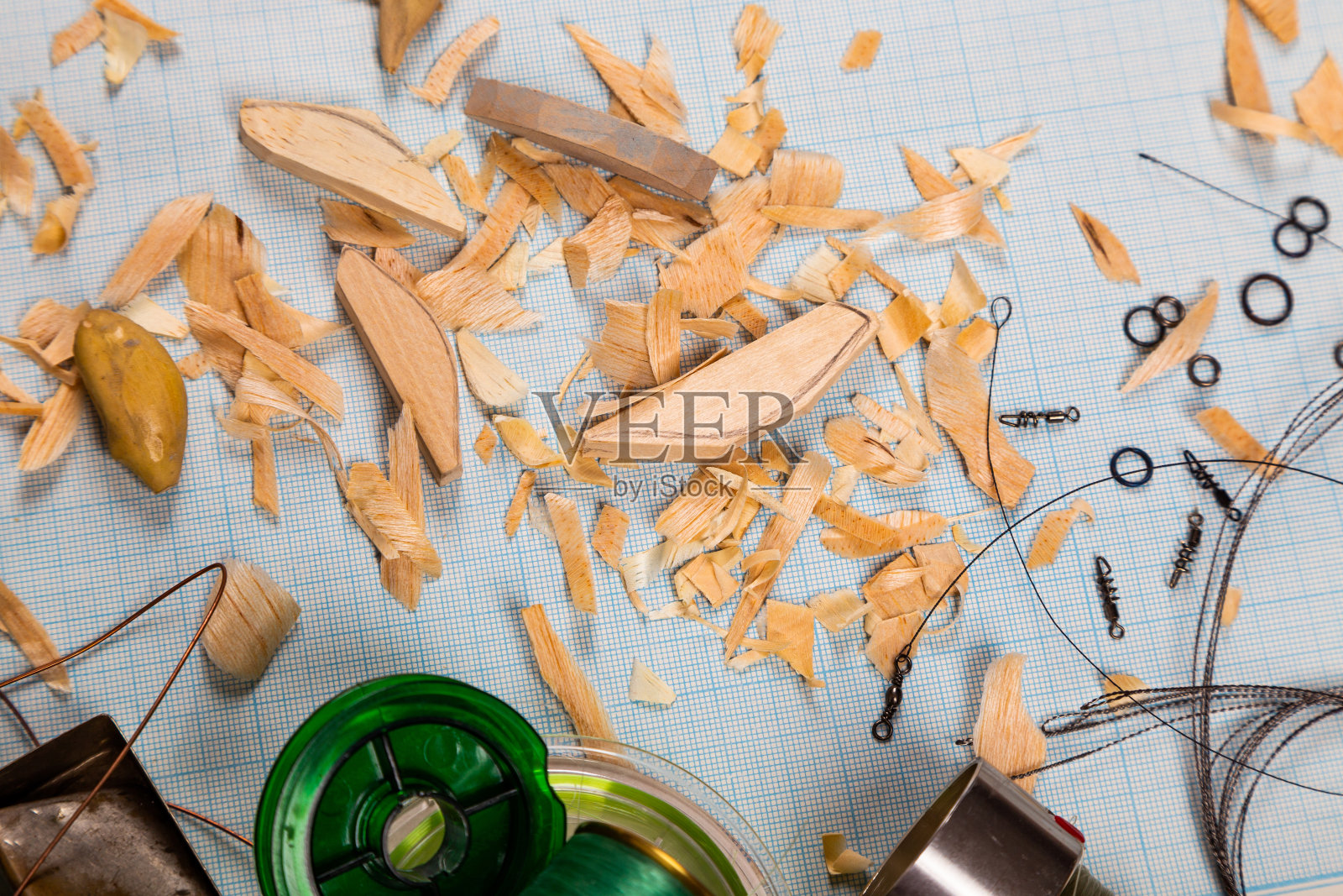 手工木制渔具图形纸背景与工具和空白。照片摄影图片