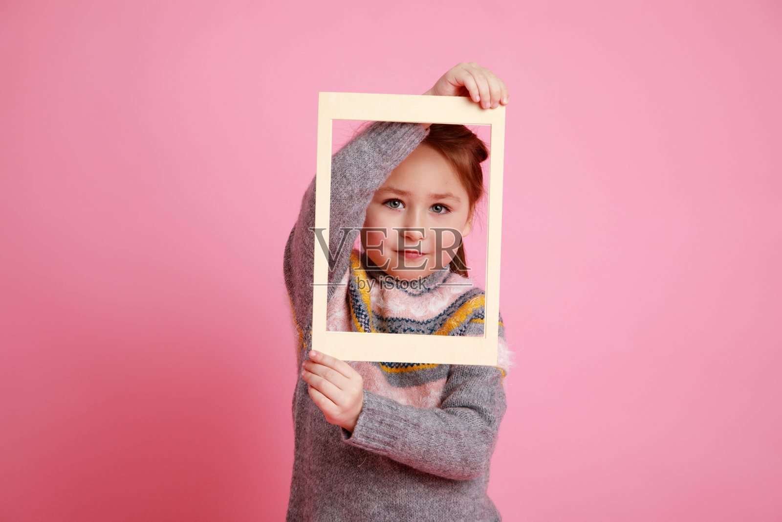 孩子的肖像透过框架在蔷薇背景照片摄影图片