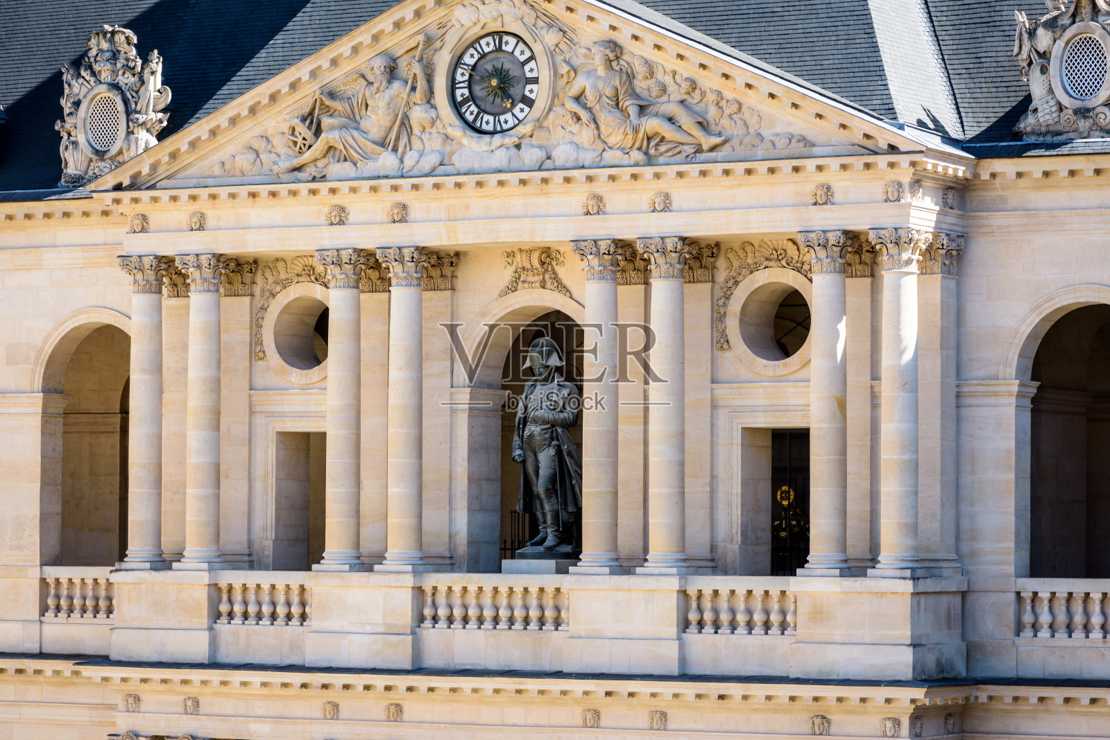 巴黎荣军院拿破仑·波拿巴的雕像。照片摄影图片