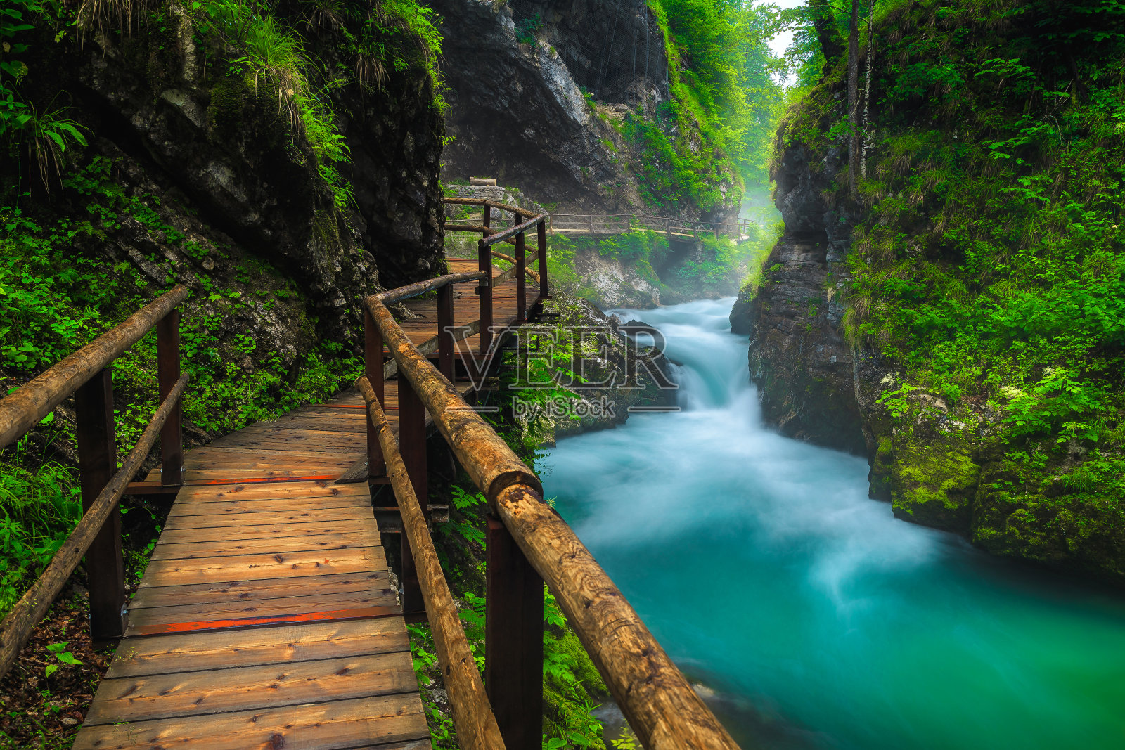 斯洛文尼亚温特加峡谷拉多夫纳河上的小瀑布照片摄影图片