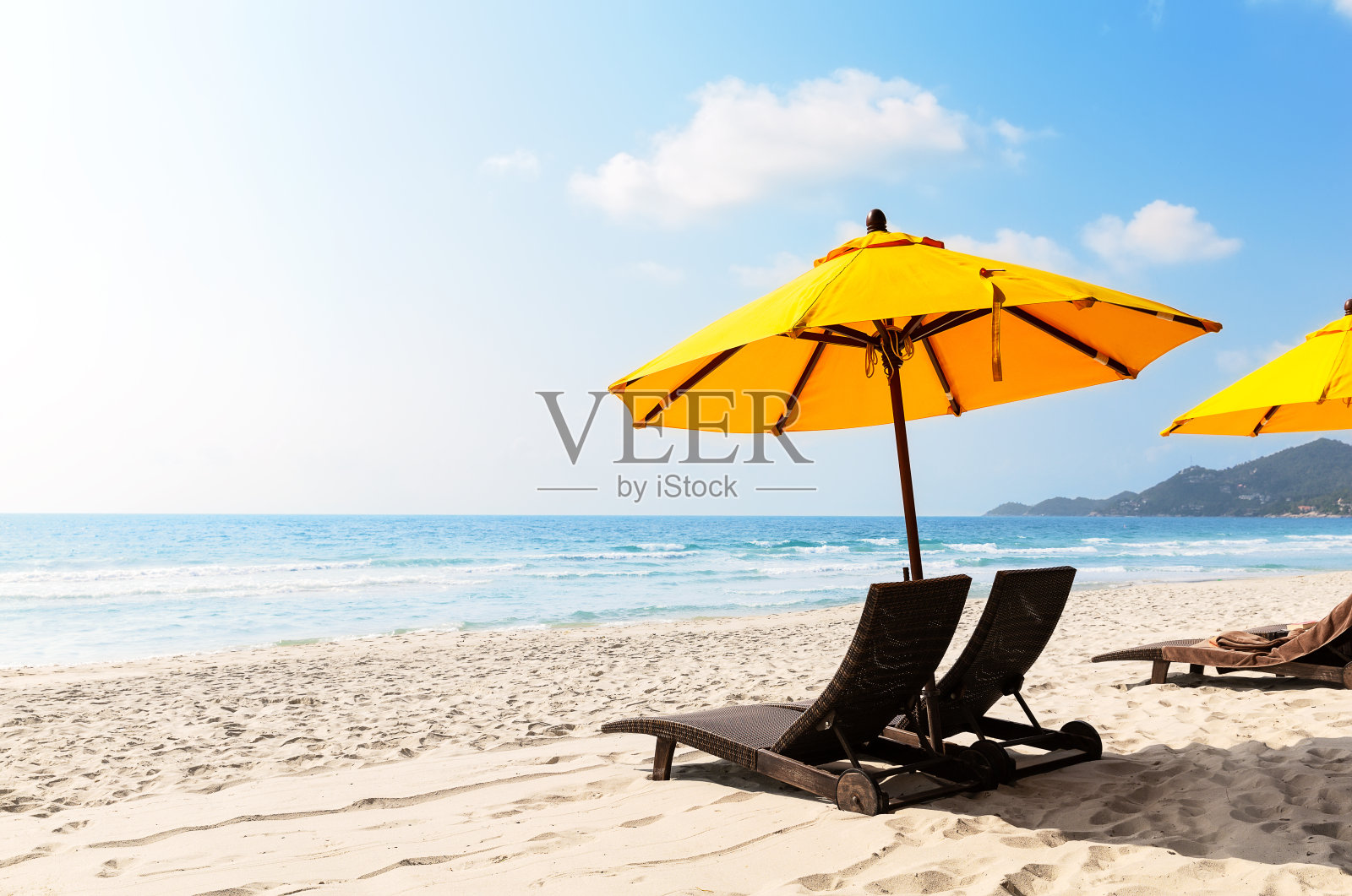 泰国苏梅岛，配有黄色雨伞的沙滩椅和美丽的沙滩。照片摄影图片