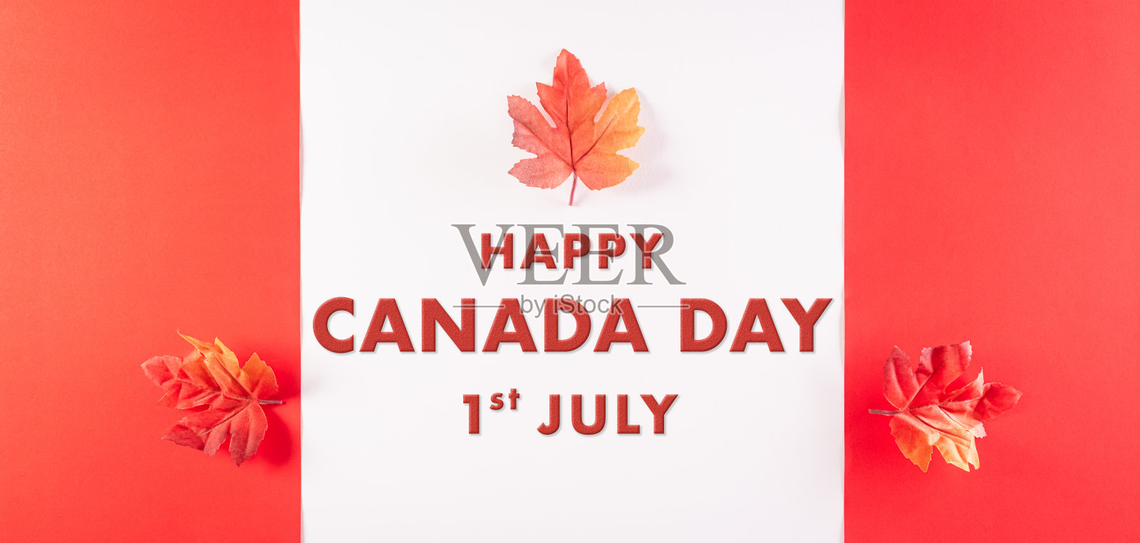 快乐加拿大日的概念由红色丝绸枫叶与文字在白色和红色的背景。照片摄影图片