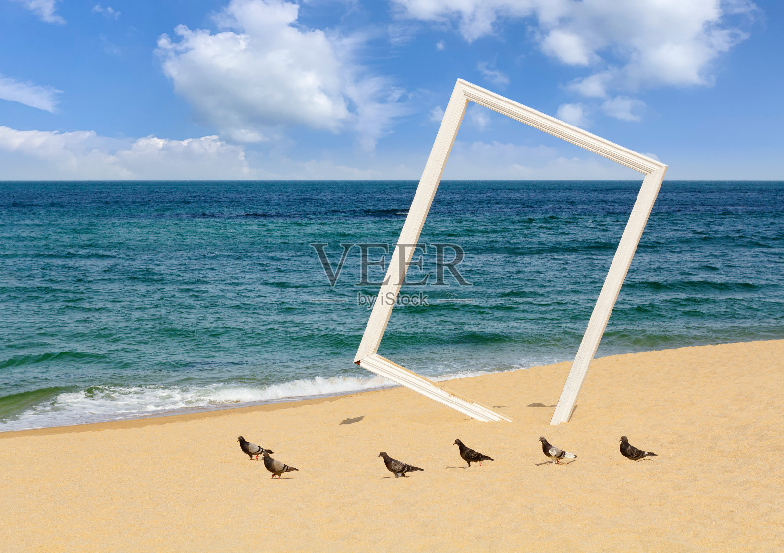 韩国东海的束草海滩上有一个白色相框。暑假的概念。照片摄影图片