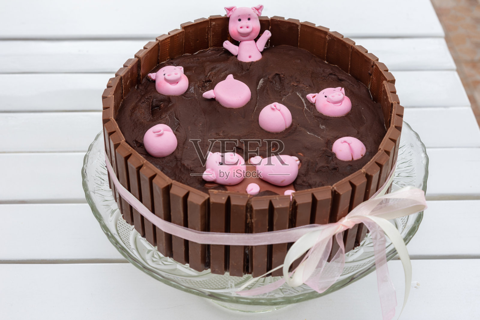 奇巧巧克力蛋糕和猪照片摄影图片