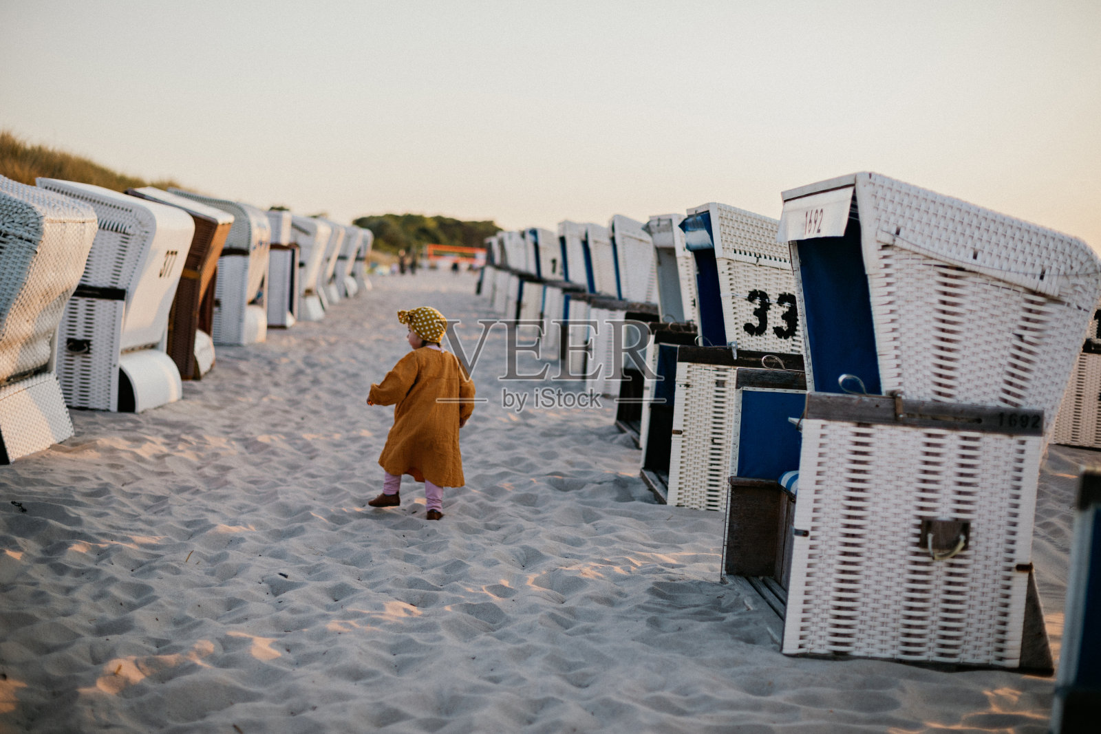 美丽的孩子漫步在波罗的海的日落海滩上照片摄影图片