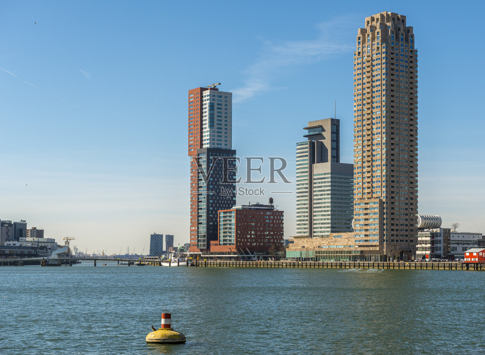 从河上看鹿特丹的地平线。照片摄影图片