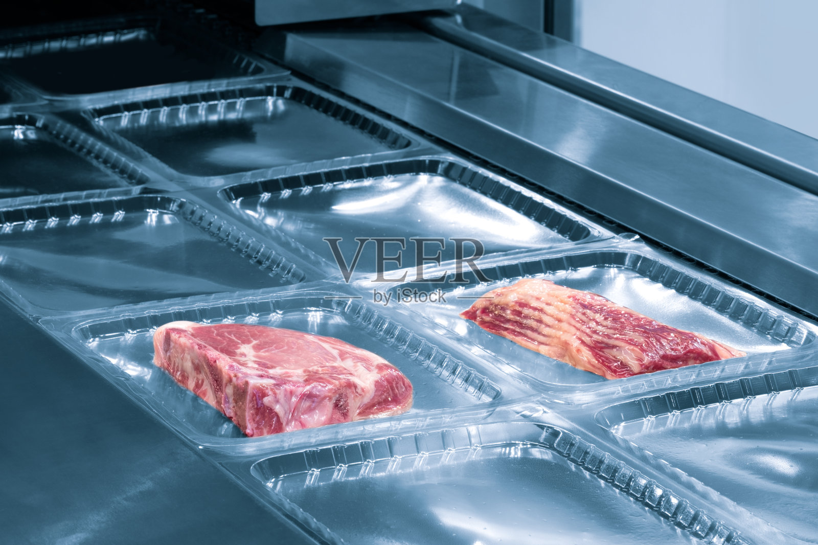 线性食品塑料托盘包装热封口机。食品行业概念背景照片摄影图片