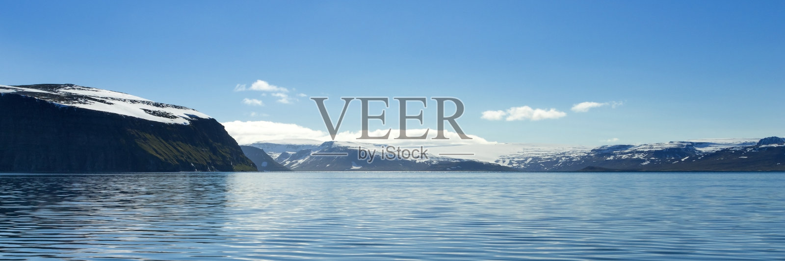 美丽的山与雪镐和碧绿的大西洋水。Westfjords,冰岛。水平的旗帜。照片摄影图片