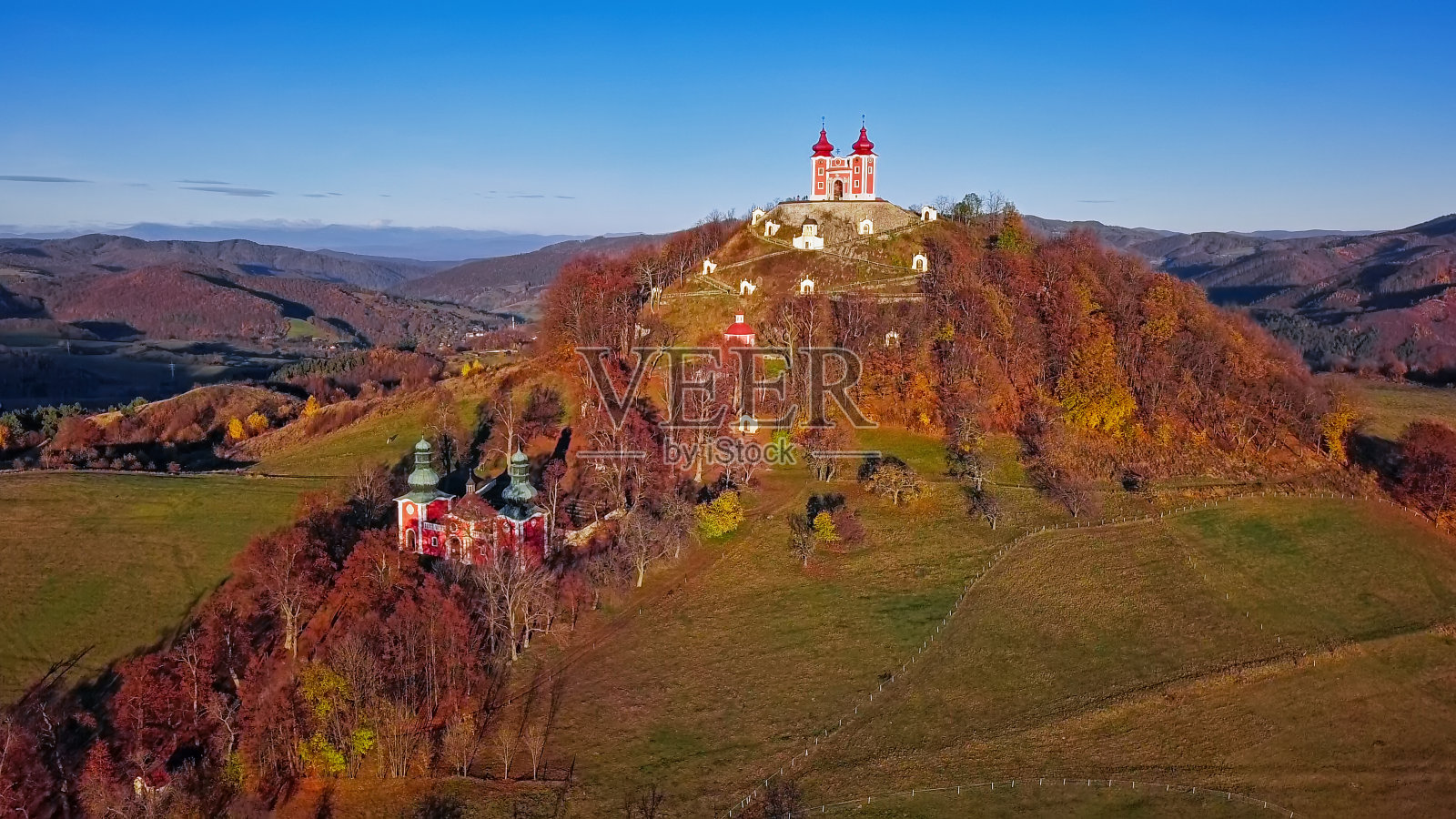 斯提亚夫尼察的髑髅地鸟瞰图，斯提亚夫尼察，斯洛伐克，沙尔芬贝格山上的教堂和小教堂。照片摄影图片