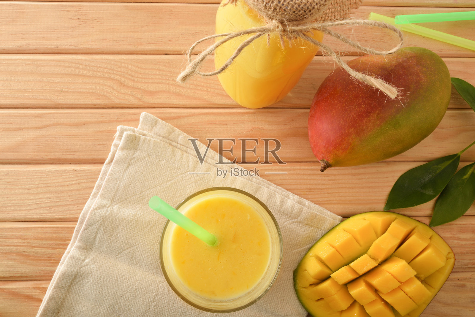 芒果汁与水果在木制桌子上俯视图照片摄影图片