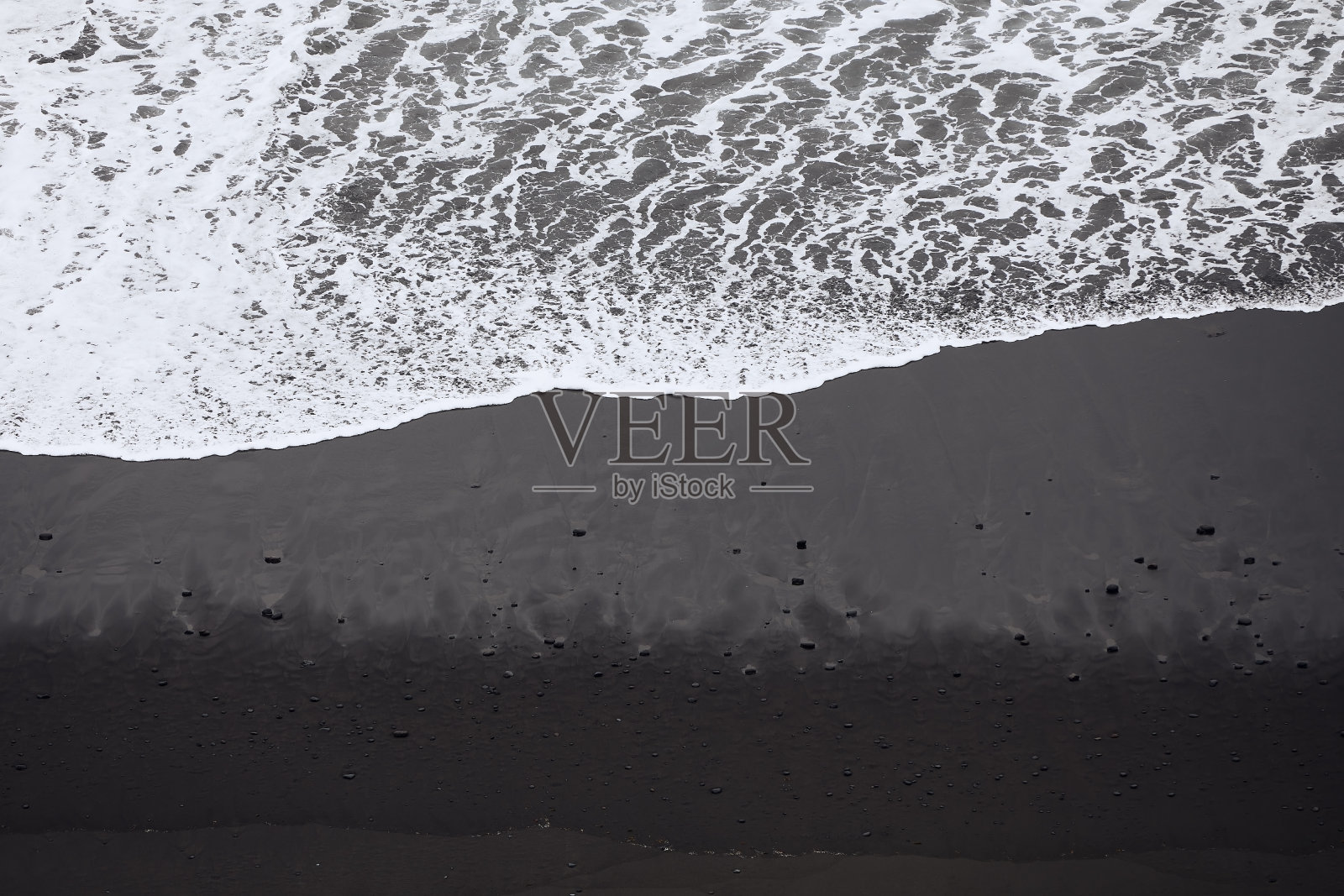 特内里费岛黑沙滩上的海浪照片摄影图片
