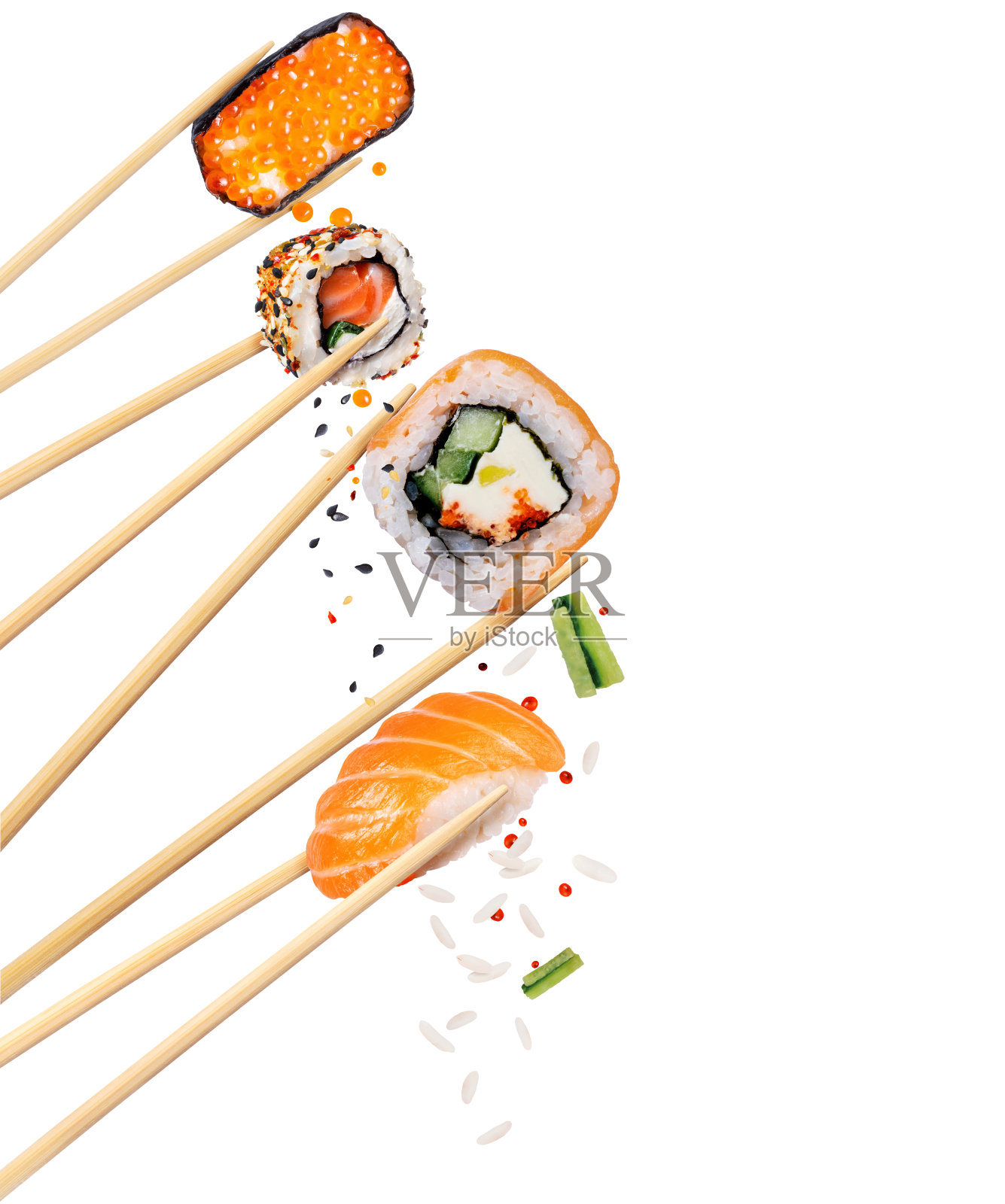 用筷子夹着各种新鲜的日本寿司卷，孤立在白色的背景上照片摄影图片