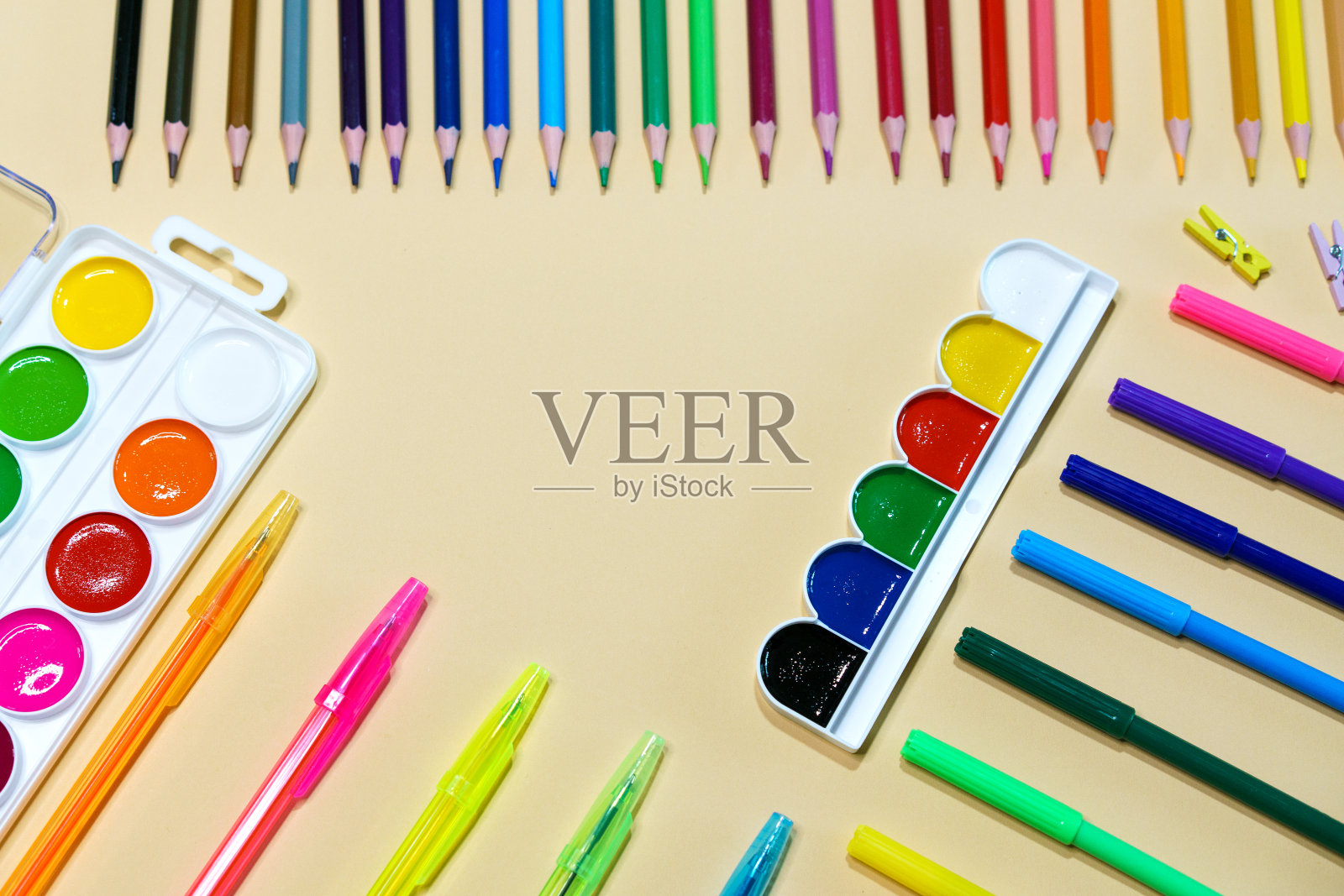 彩笔和彩色铅笔是一种绘画棒。超过12种颜色照片摄影图片