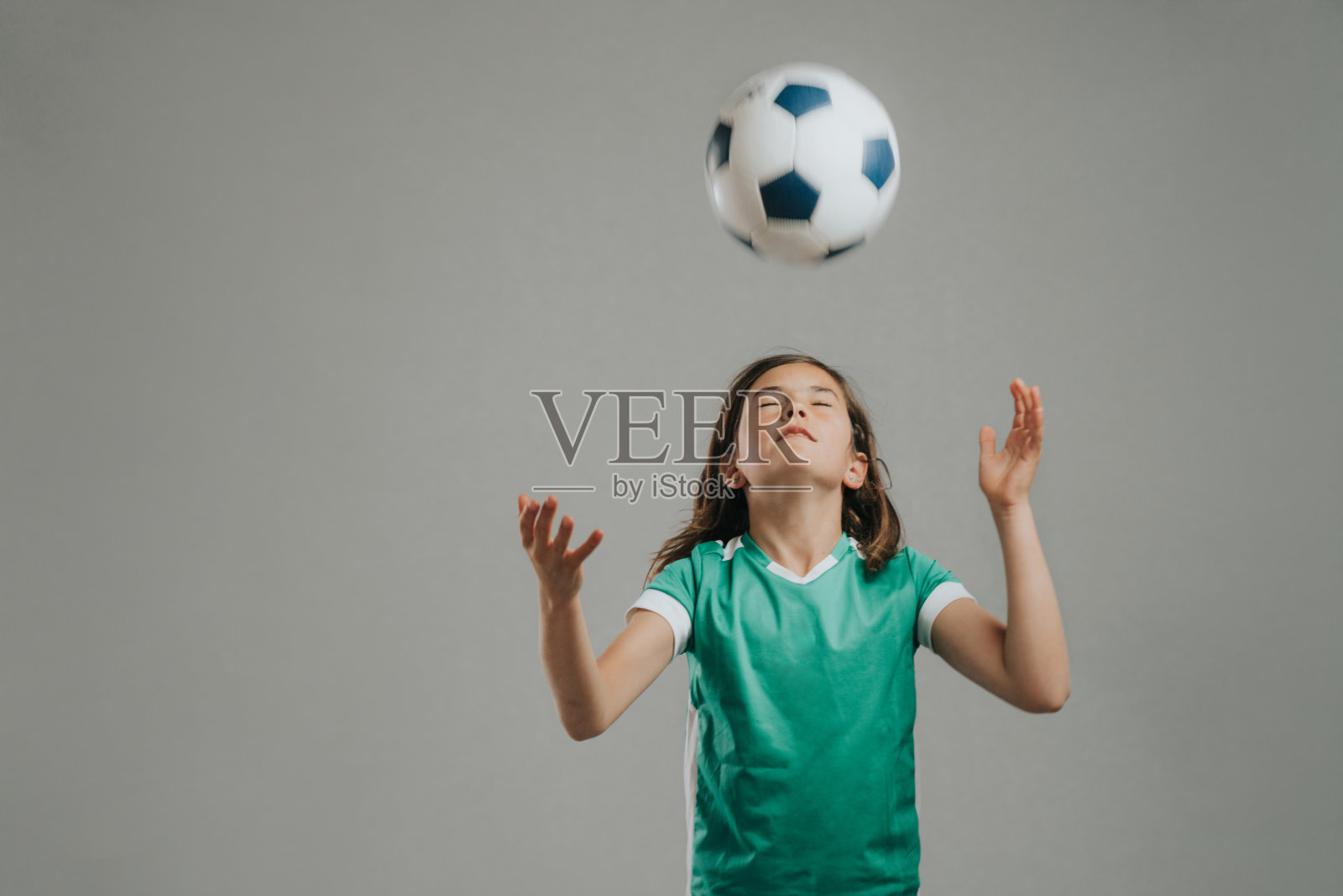 女孩与足球摆姿势照片摄影图片