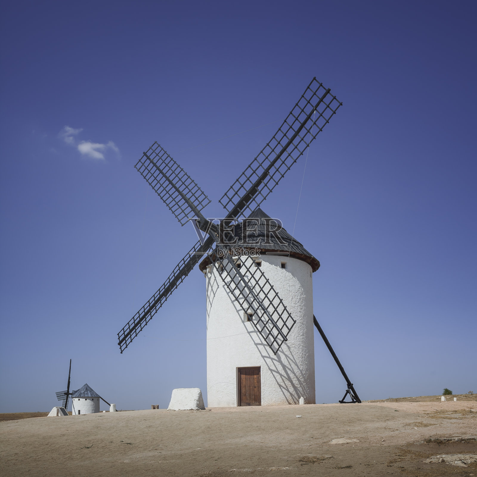 西班牙卡斯提尔·拉曼查，坎波·德克里普塔纳的风车。照片摄影图片