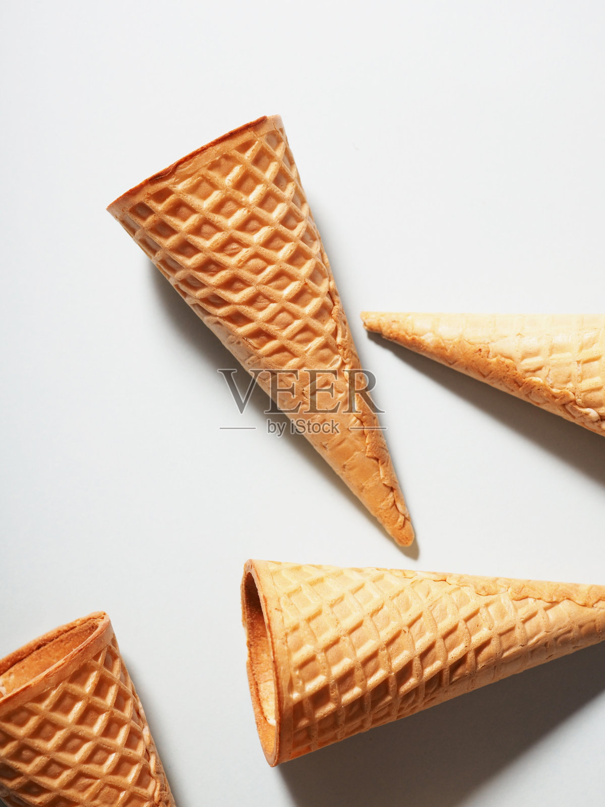 几只冰淇淋华夫饼杯放在彩色背景上照片摄影图片