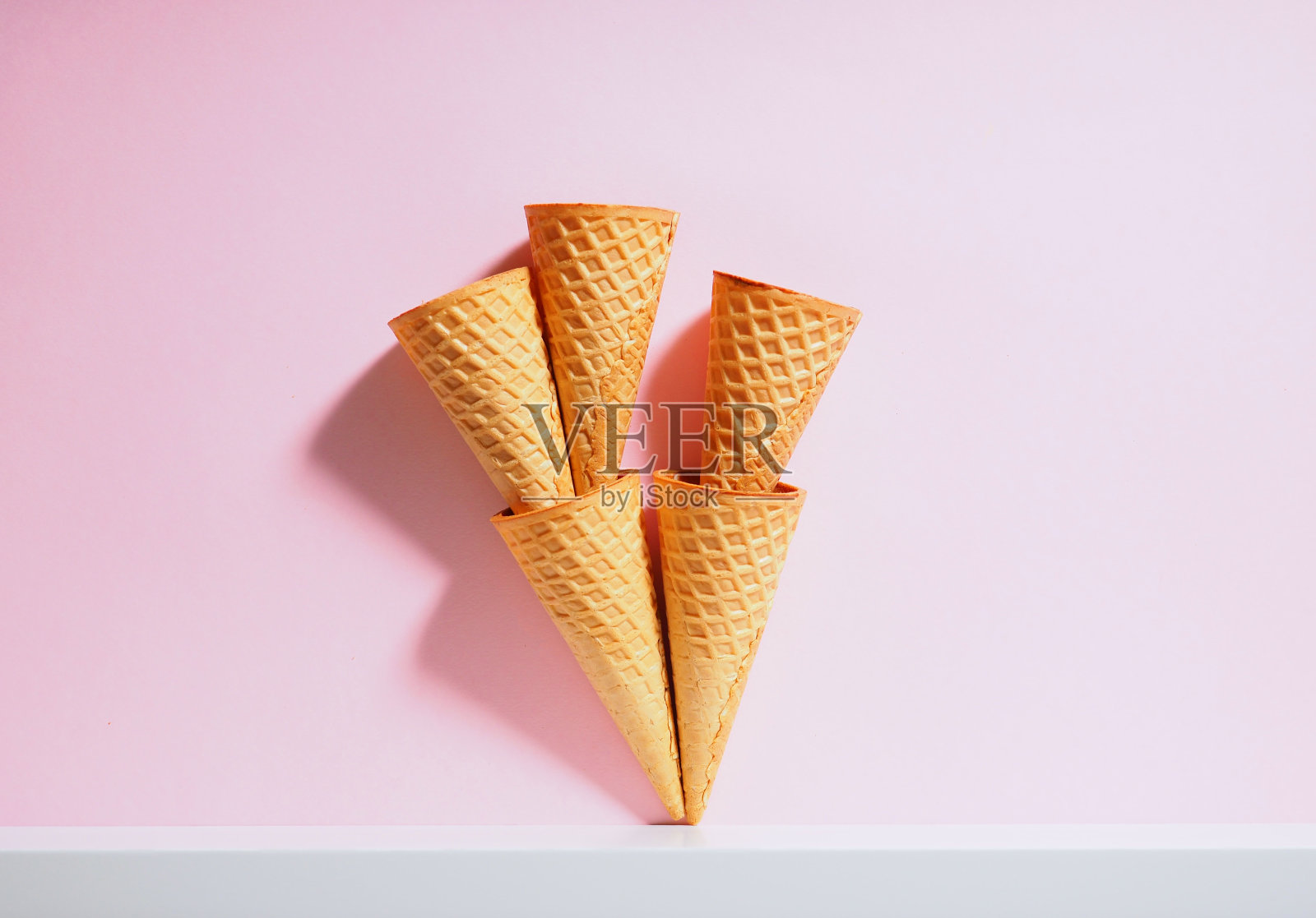 华夫饼甜筒冰淇淋。照片摄影图片