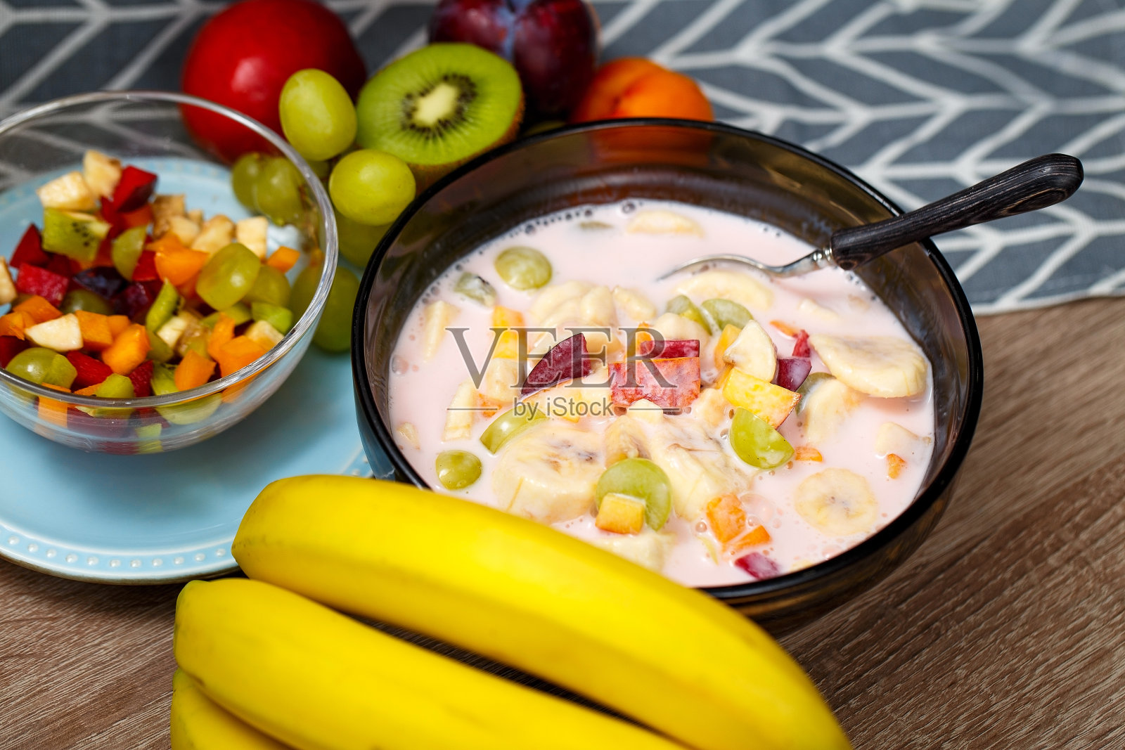 一碗加水果的甜酸奶。有机酸奶与香蕉，猕猴桃，桃子，李子，杏子照片摄影图片