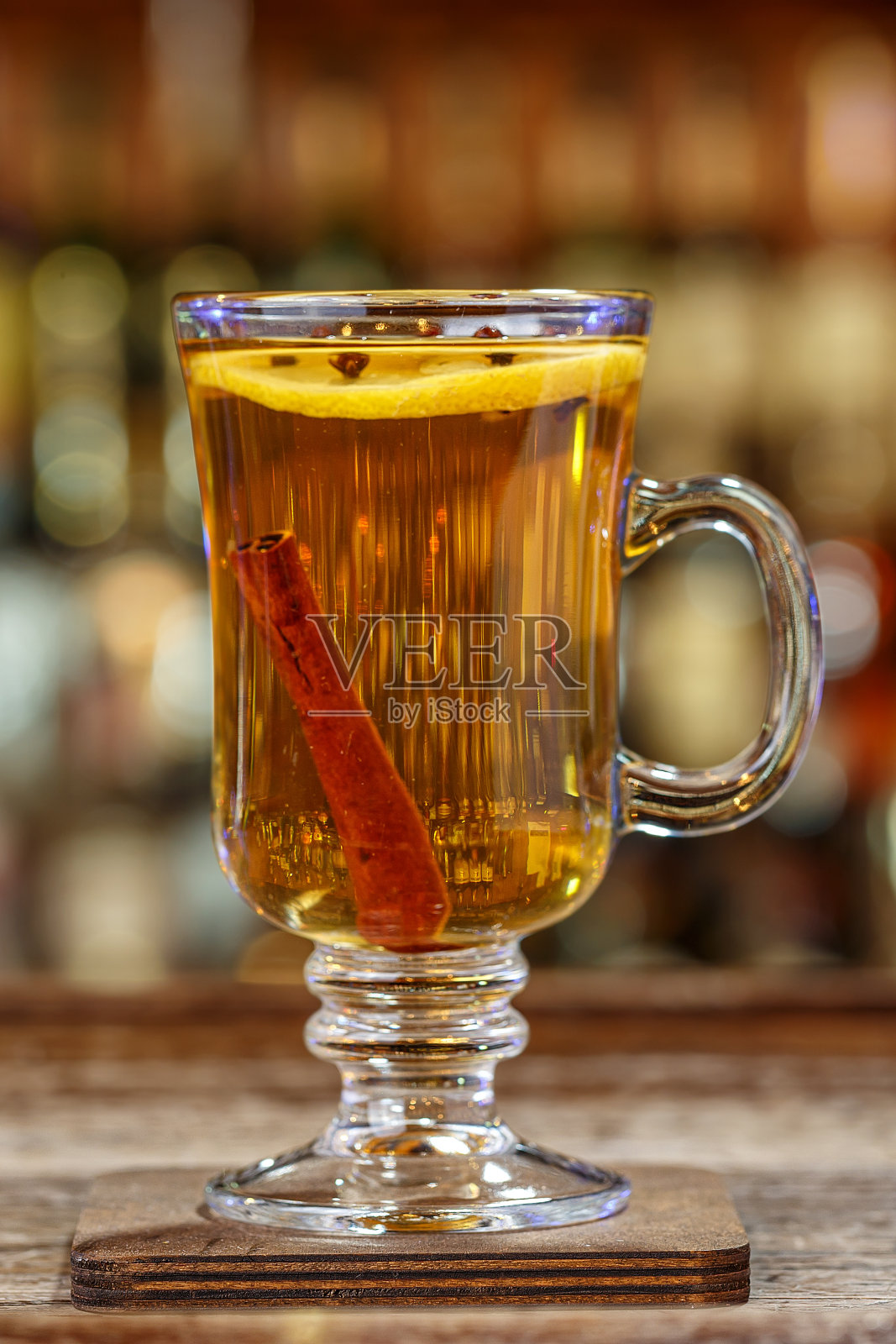 餐厅或酒吧的吧台上有一种不含酒精的热红酒，用有把手的玻璃杯盛着。照片摄影图片
