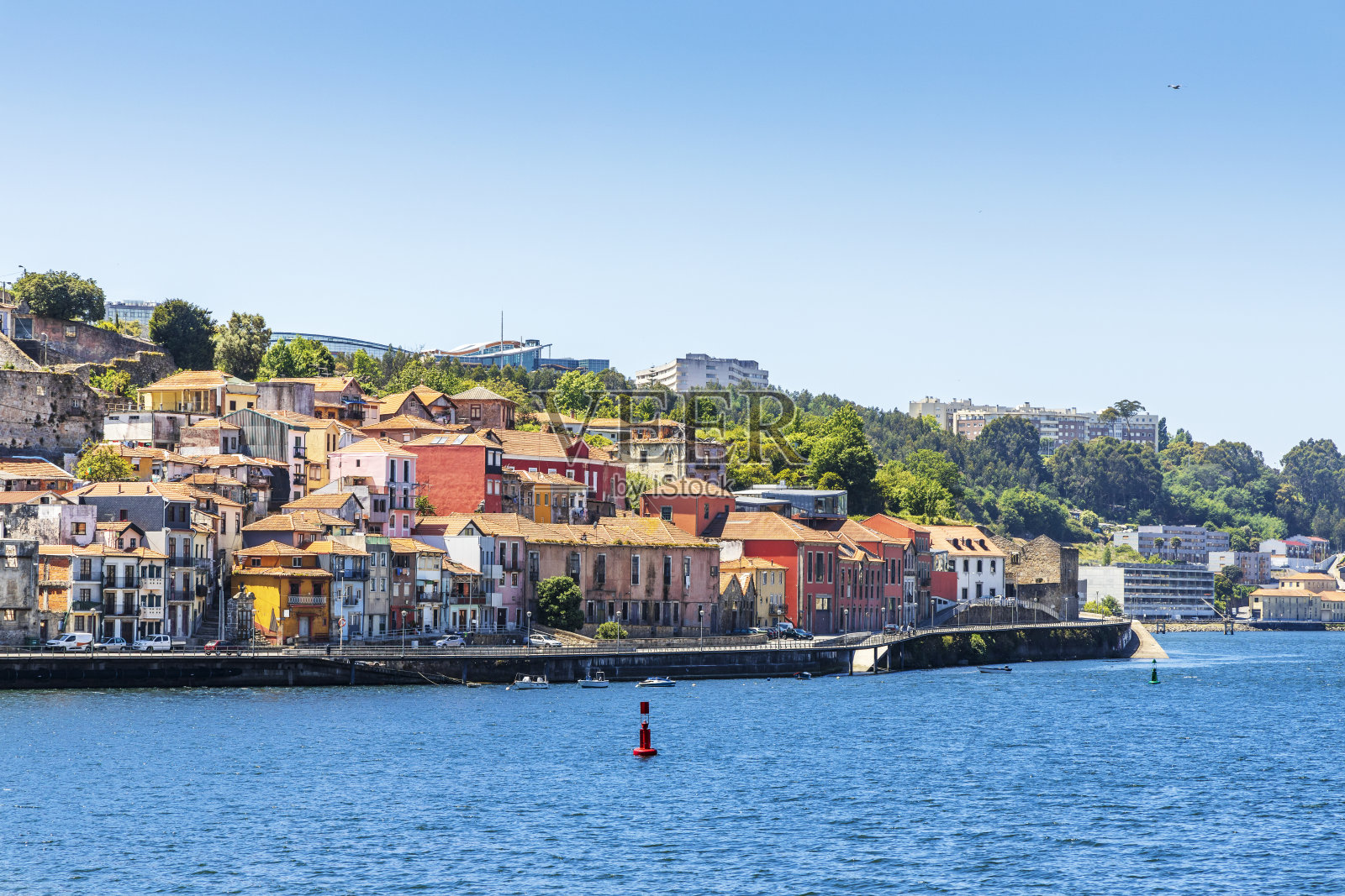 从葡萄牙波尔图的河堤上可以看到盖亚新别墅照片摄影图片