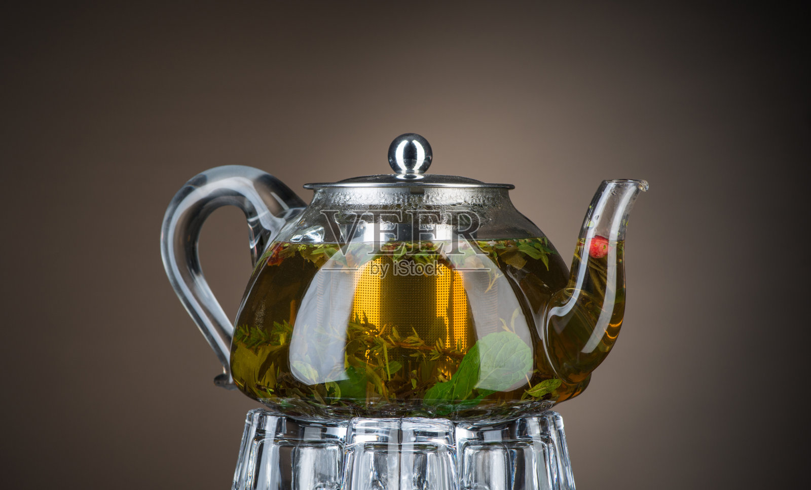 透明茶壶里的薄荷茶照片摄影图片