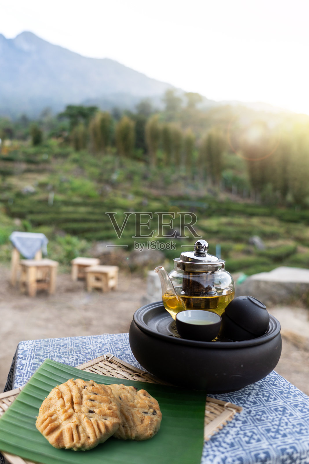 茉莉花，玻璃茶壶绿茶和茶园饼干杯中国茶。照片摄影图片