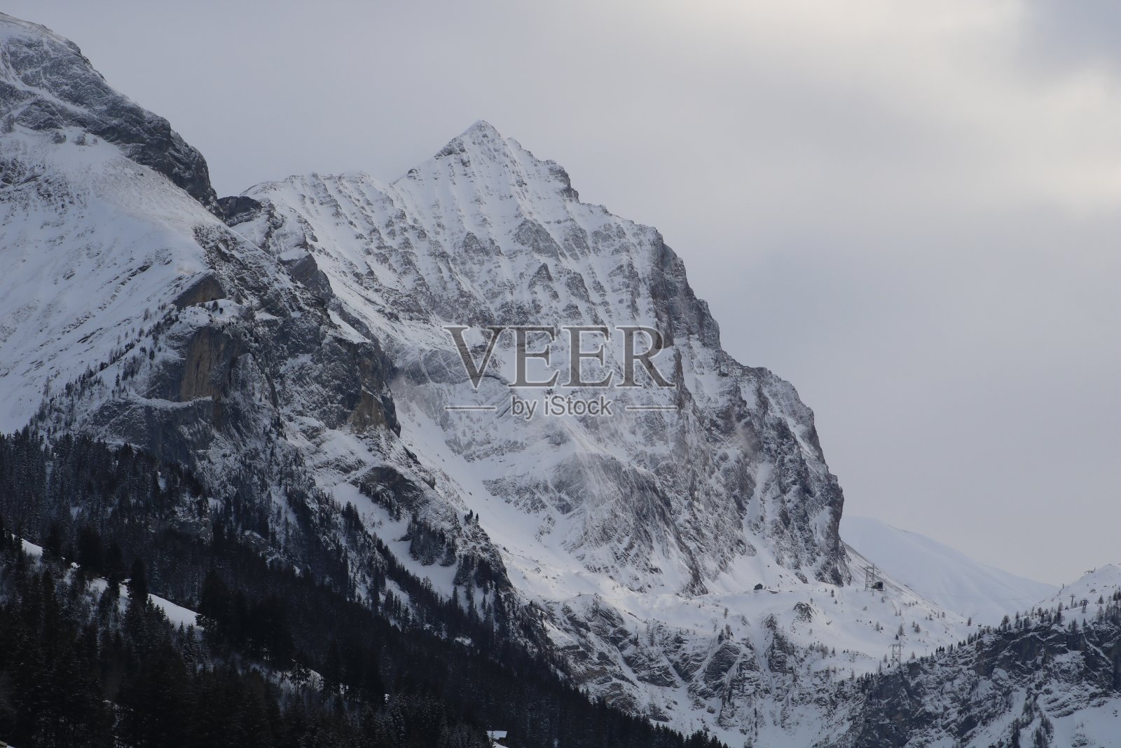 冬季的埃佩尔斯托克峰，瑞士的阿尔卑斯山。照片摄影图片