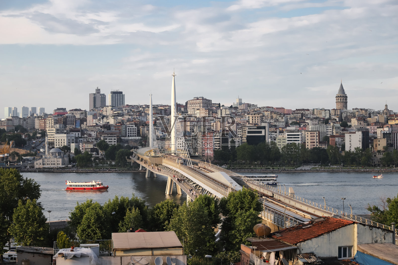 土耳其伊斯坦布尔市的哈利克地铁大桥照片摄影图片