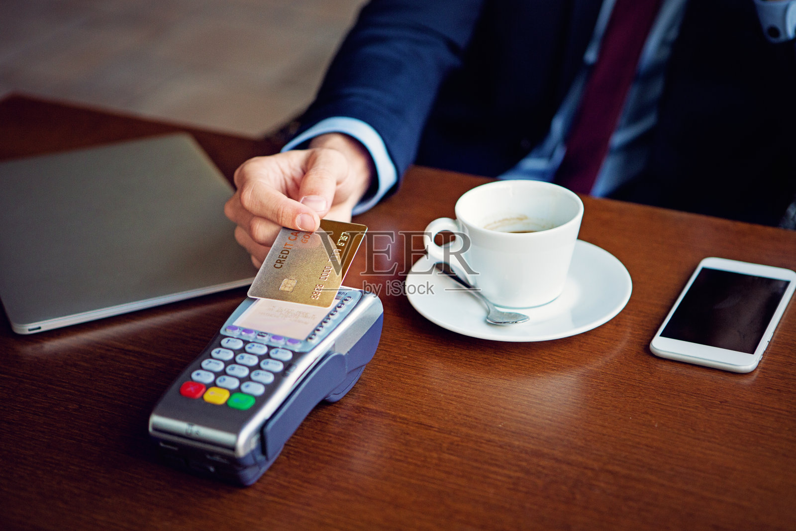 一位商人在餐馆用信用卡付账照片摄影图片