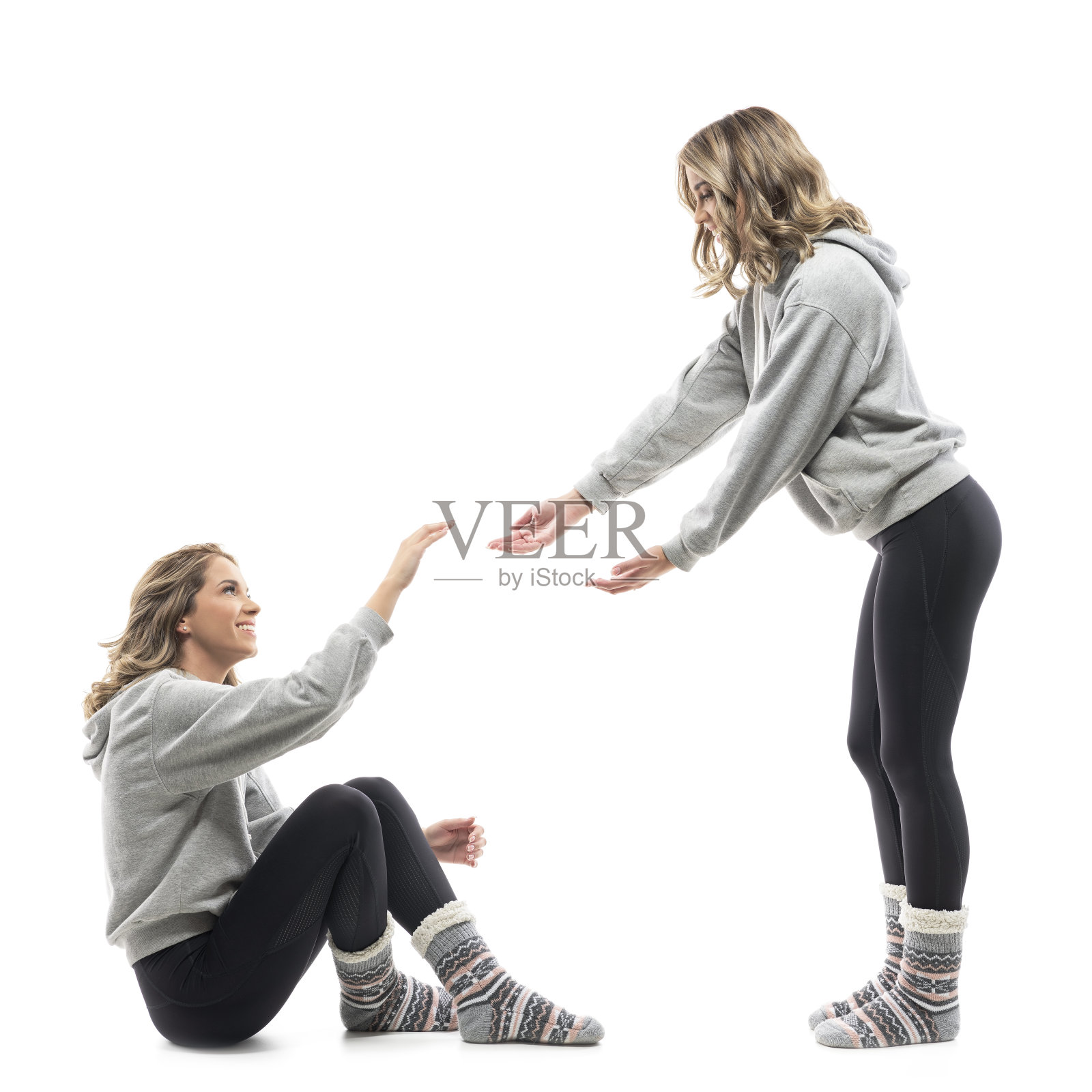 自助行为的概念。年轻随意的女人帮助自己站起来。照片摄影图片