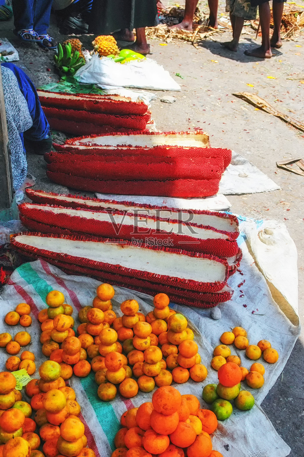 塔维，也被称为红色水果，在当地市场，瓦梅纳，巴布亚，印度尼西亚照片摄影图片