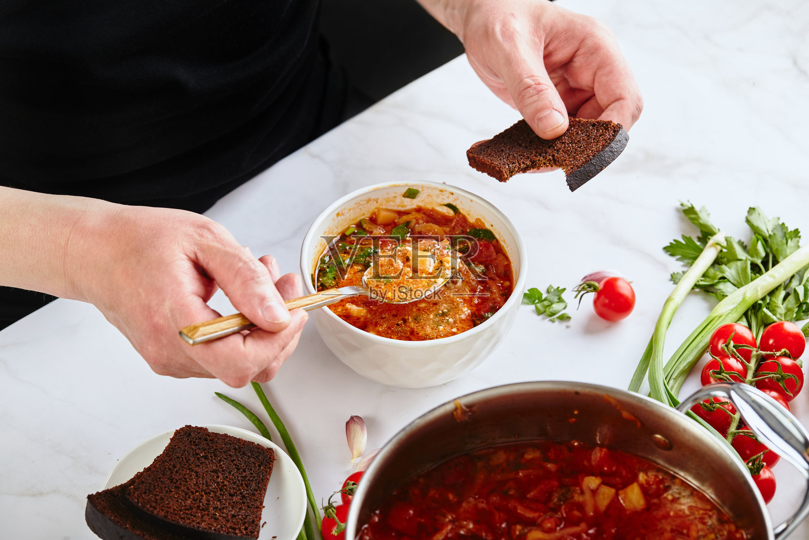乌克兰和俄罗斯传统红甜菜罗宋汤，由甜菜、卷心菜、土豆、牛肉和西红柿制成照片摄影图片